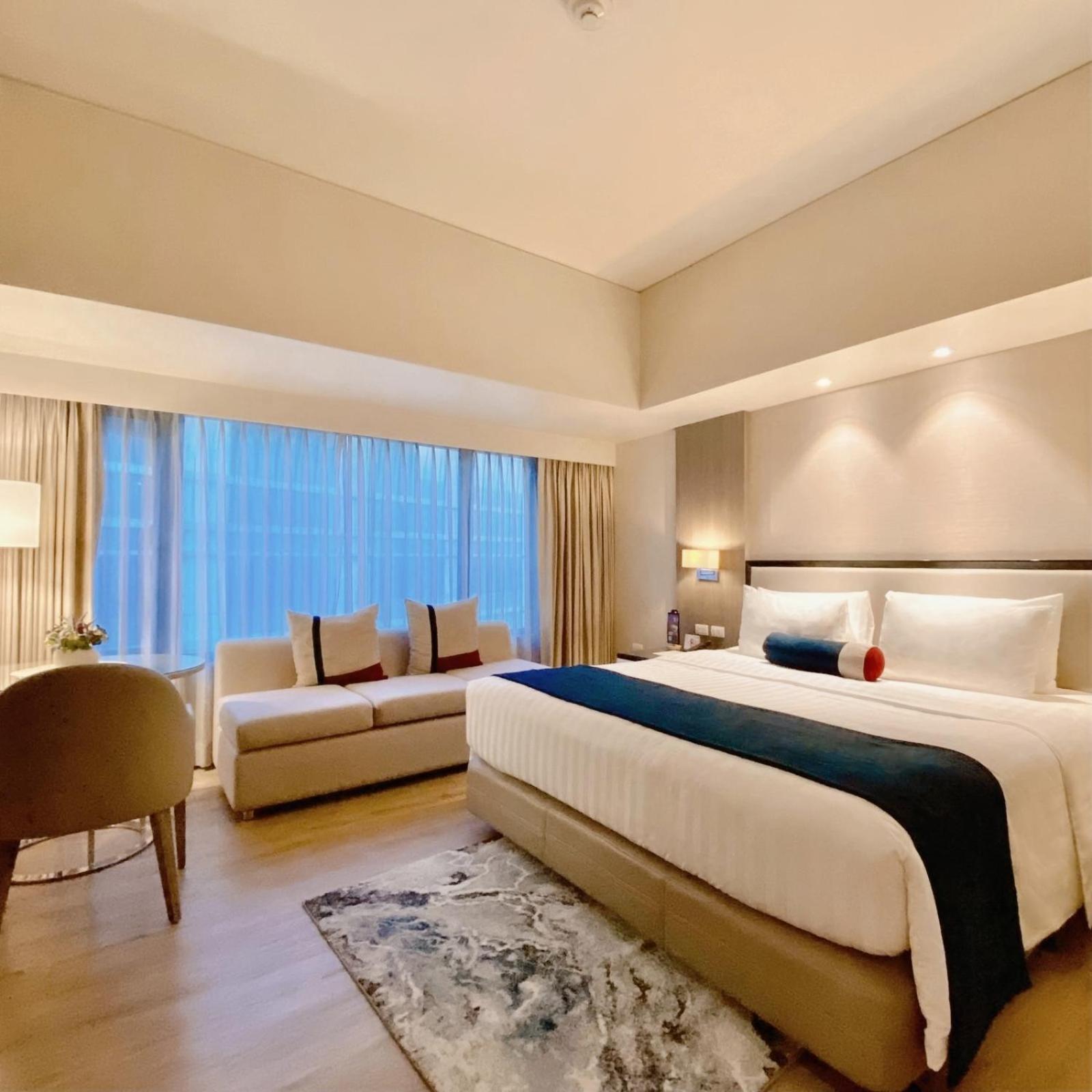 1 King Bed, Large Studio Room with Kitchenette and Lounge Access - Photo 4