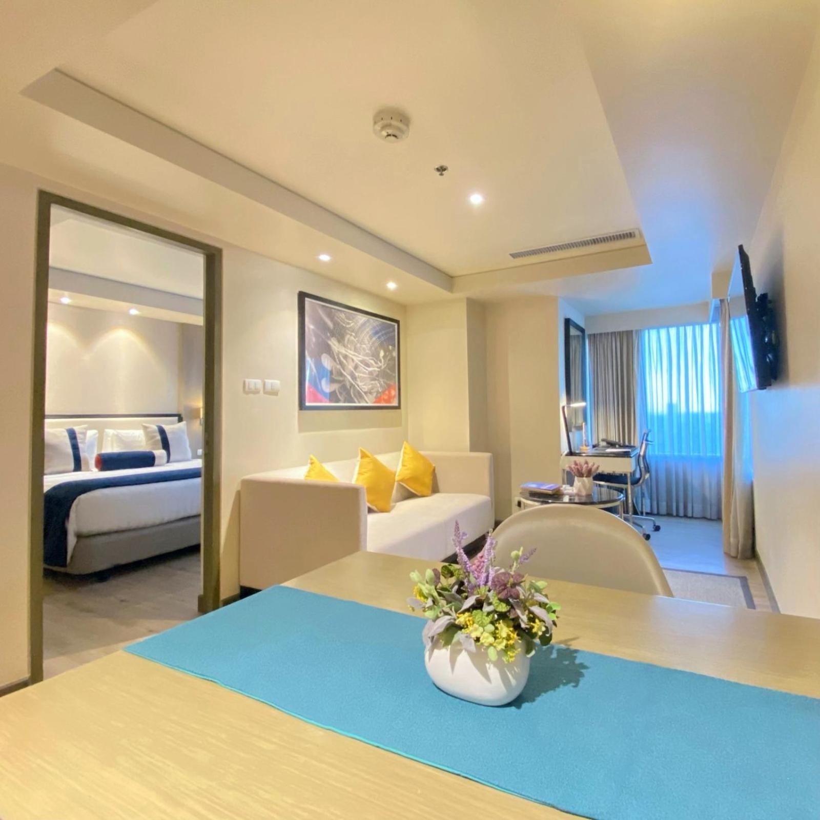 1 King Bed, One-Bedroom Apartment with Bathtub, Kitchenette, Living Area, Washer-Dryer and Lounge Access - Photo 4