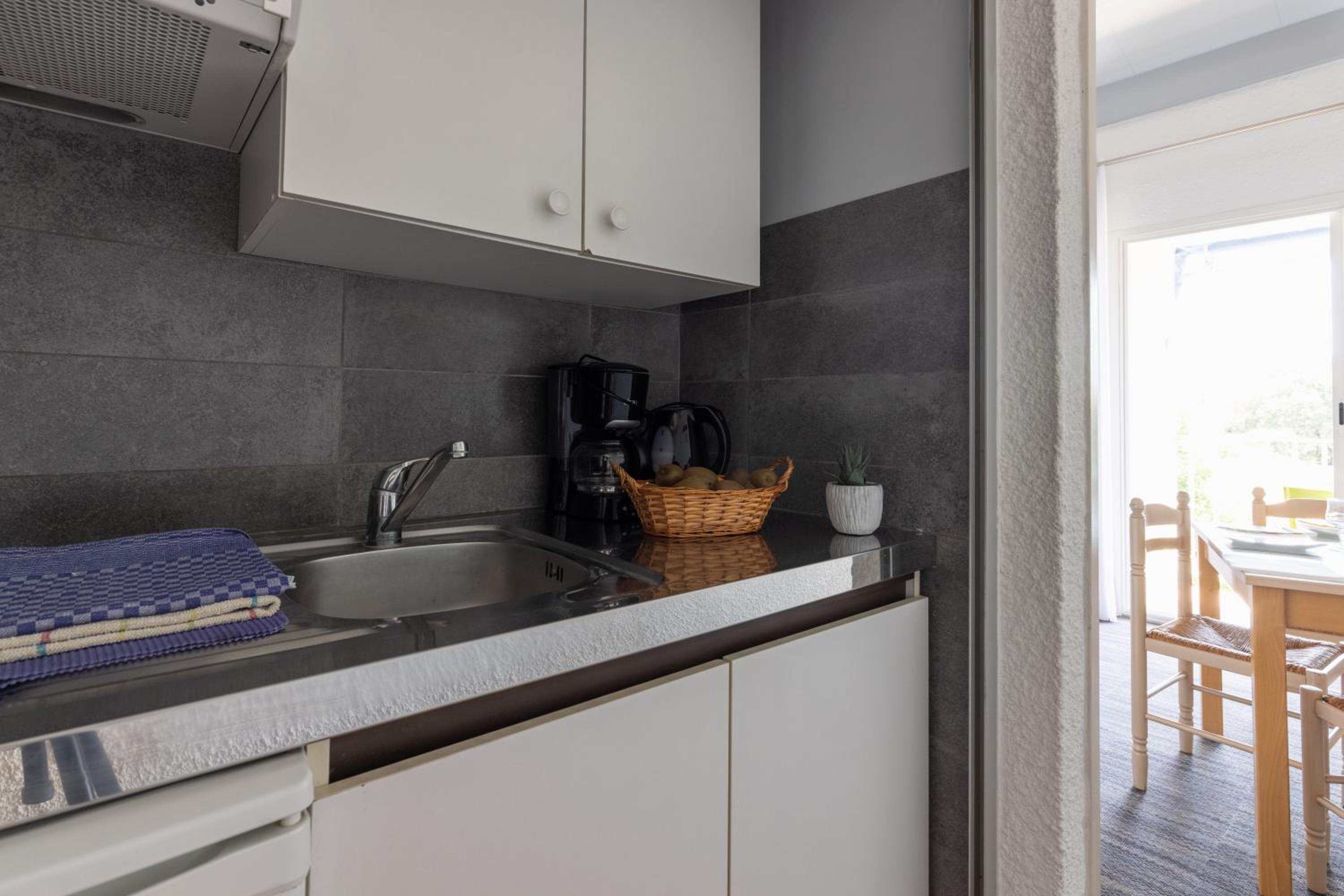 Quadruple Room with Kitchenette - Photo 3