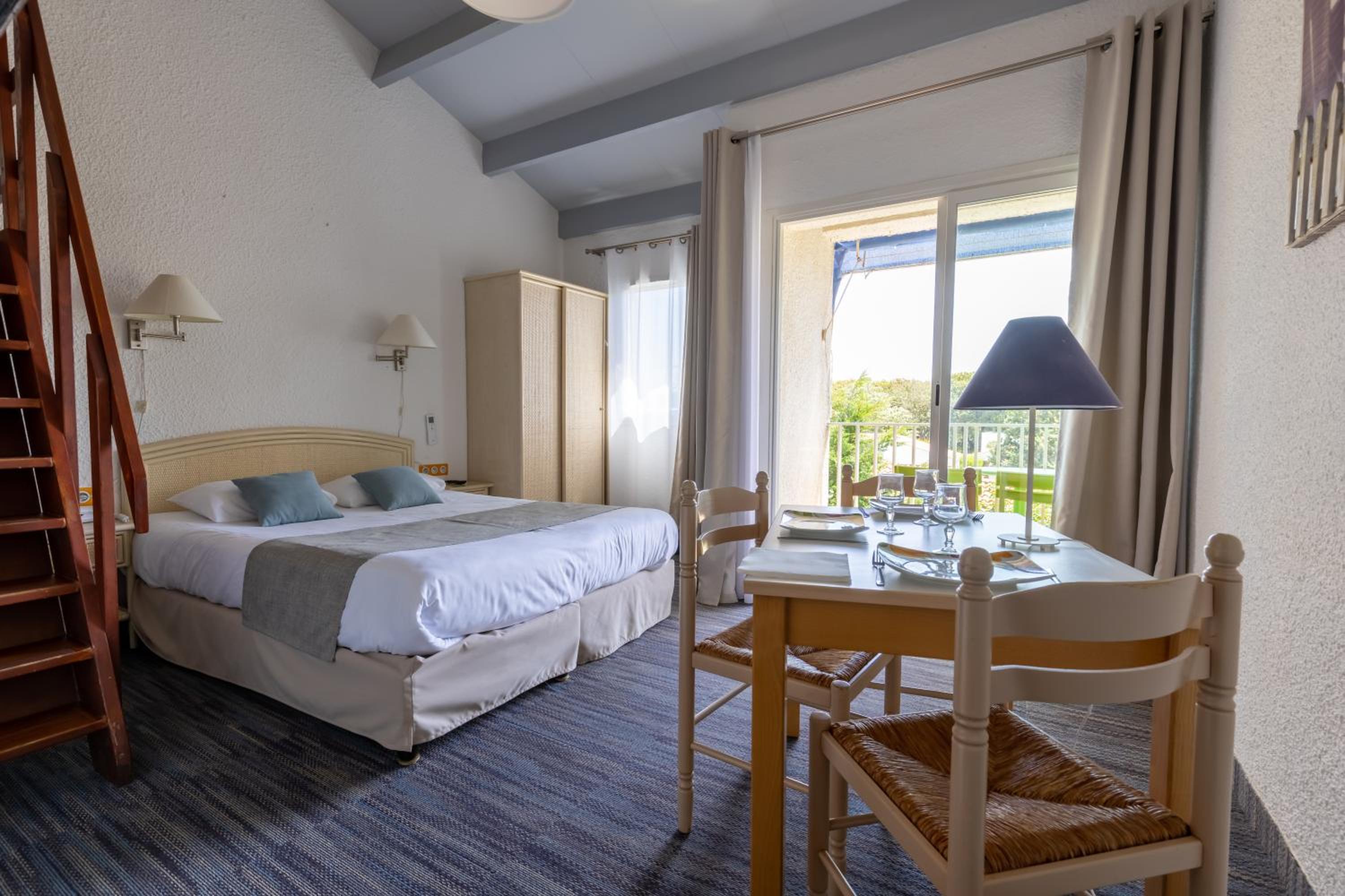 Quadruple Room with Kitchenette - Photo 2
