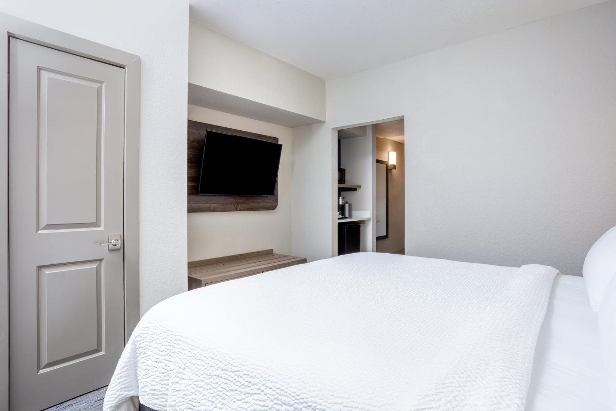 Standard King Room with Sofa Bed photo 1