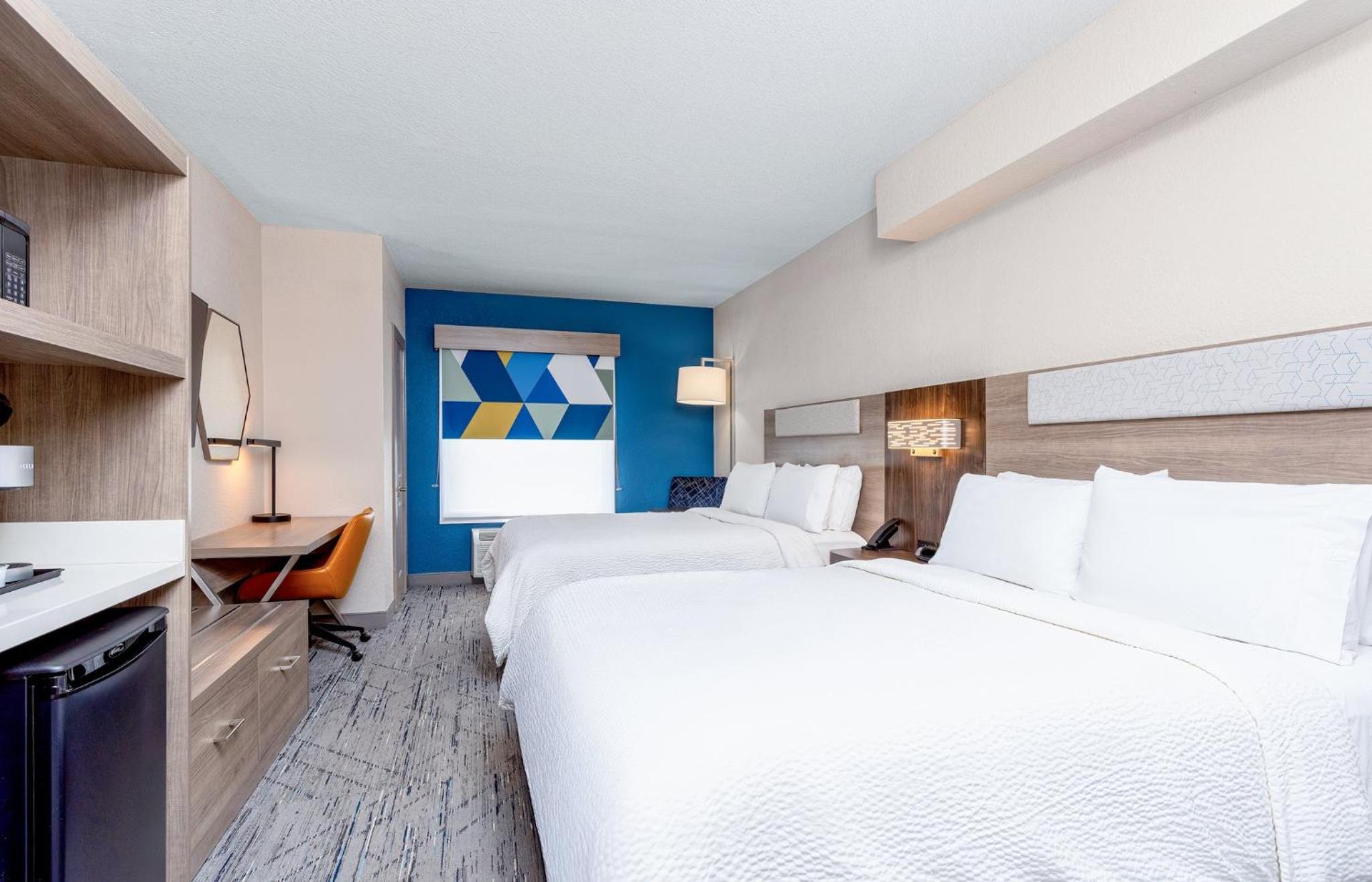 Standard Room with Two Queen Beds photo 2