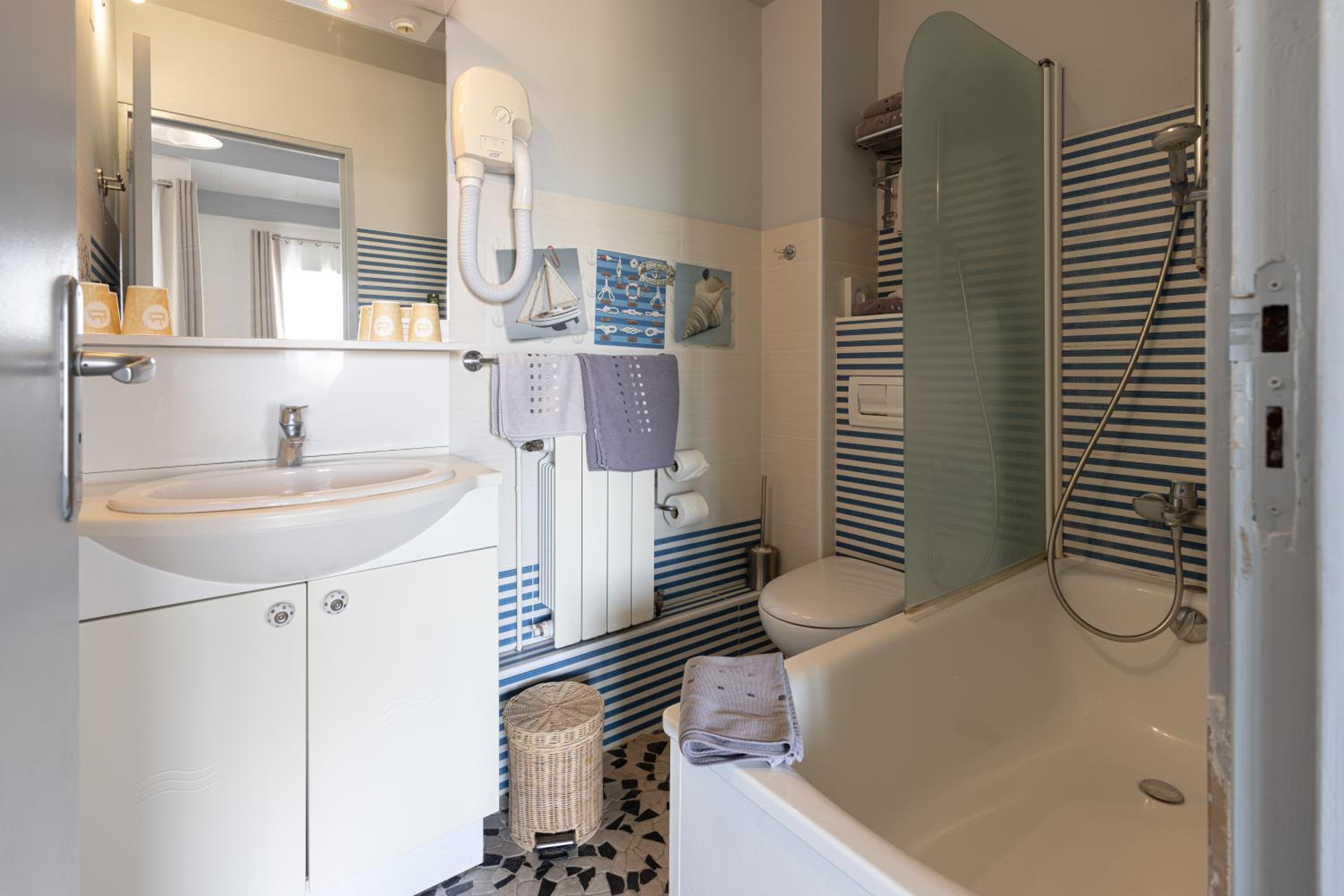 Quadruple Room with Kitchenette - Photo 6