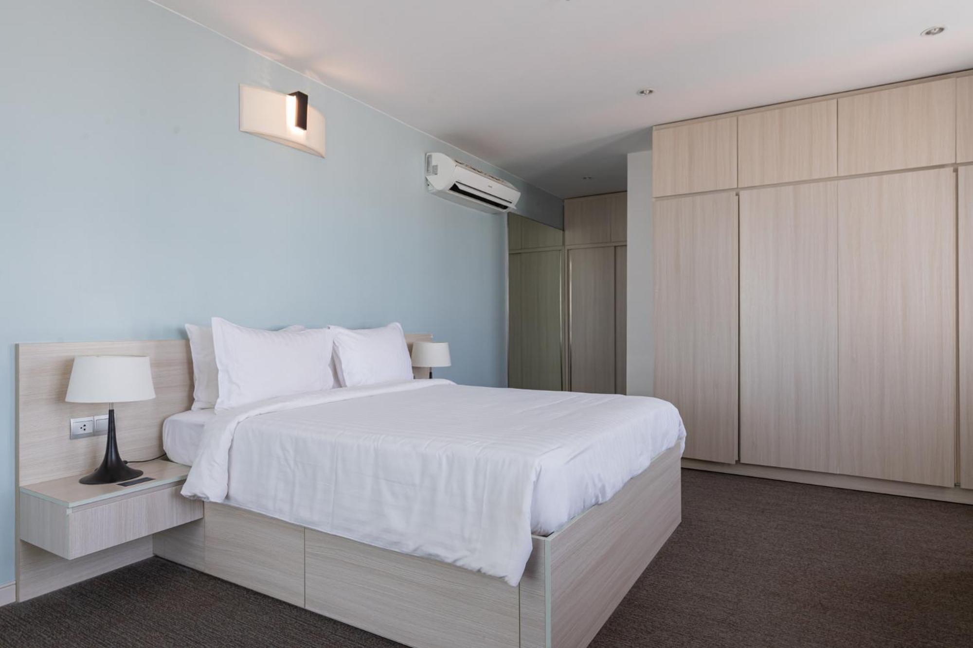 One-Bedroom Apartment with City View photo 3