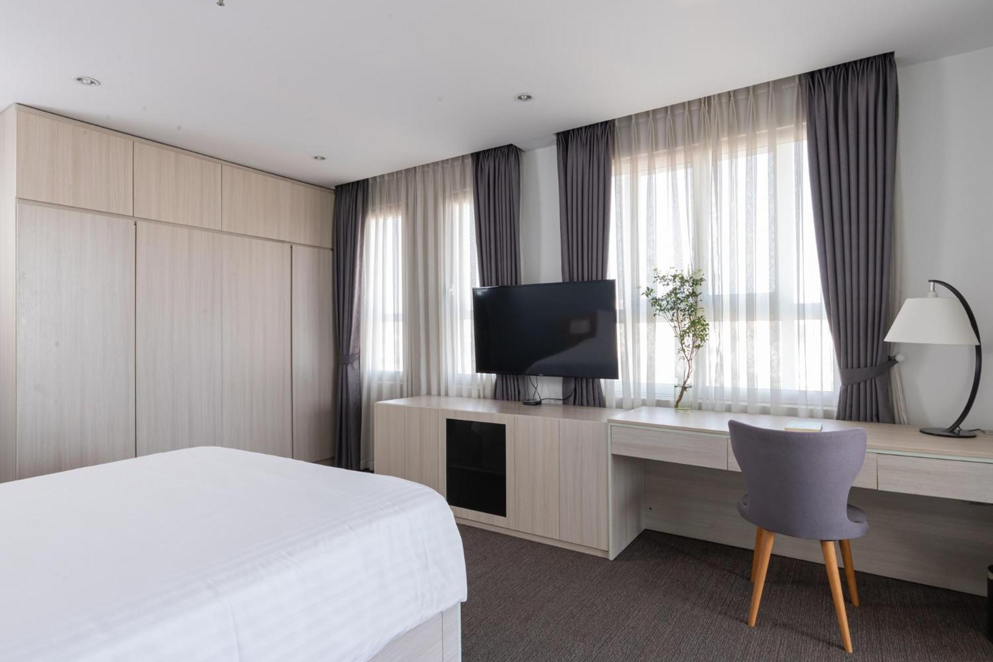 One-Bedroom Apartment with City View photo 2