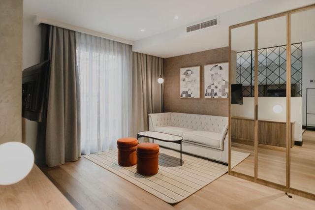 Suite with City View thumbnail 5