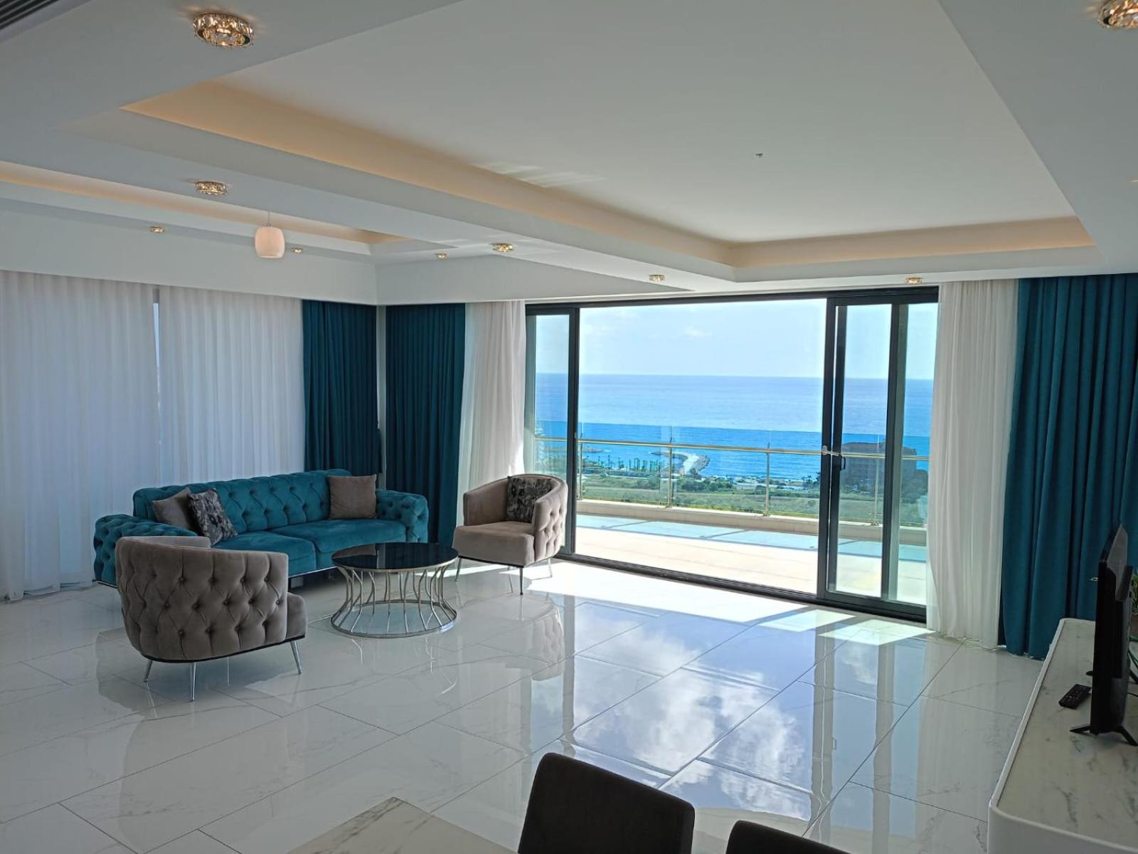 Three-Bedroom Apartment with Sea View photo 3