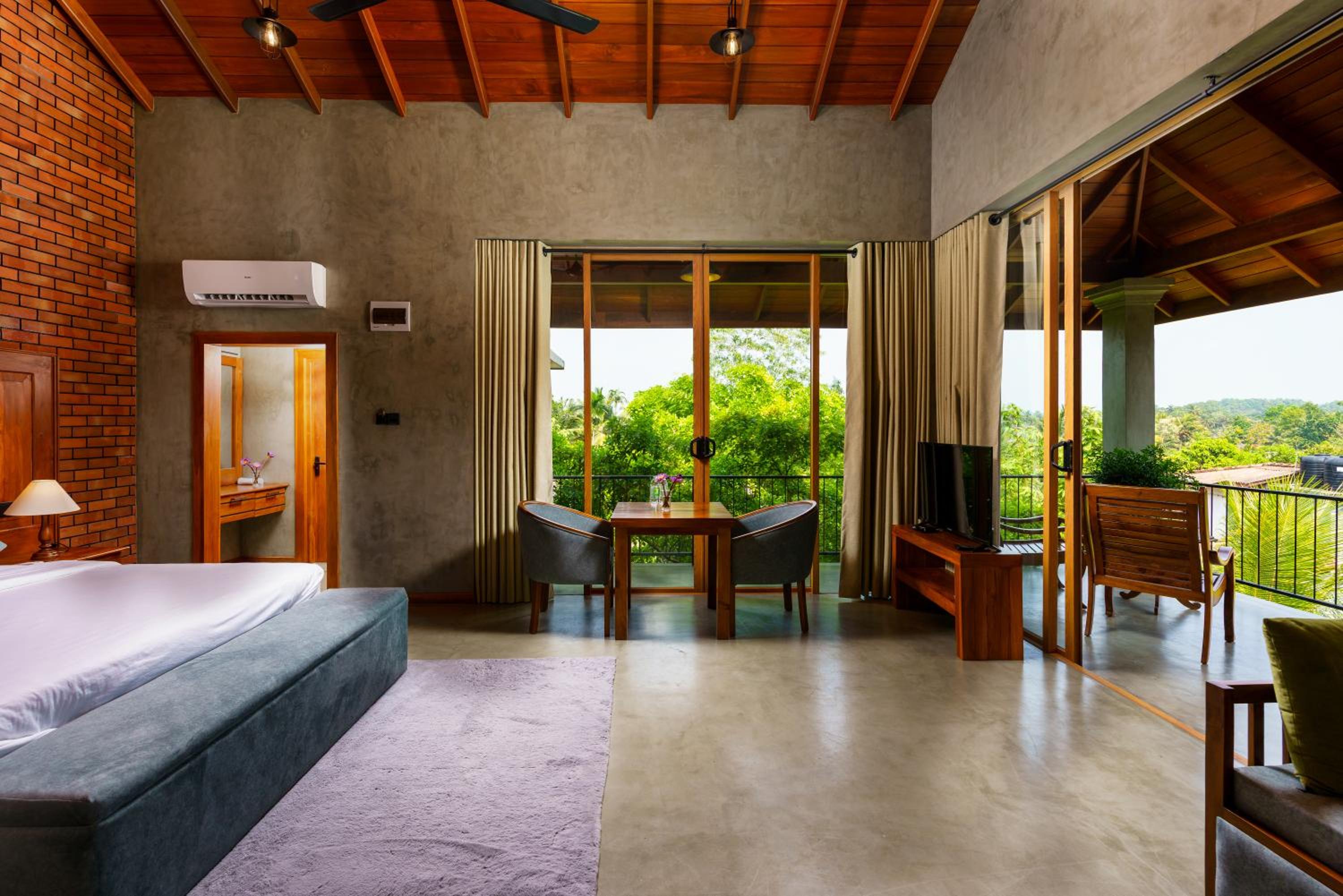 Deluxe King Room