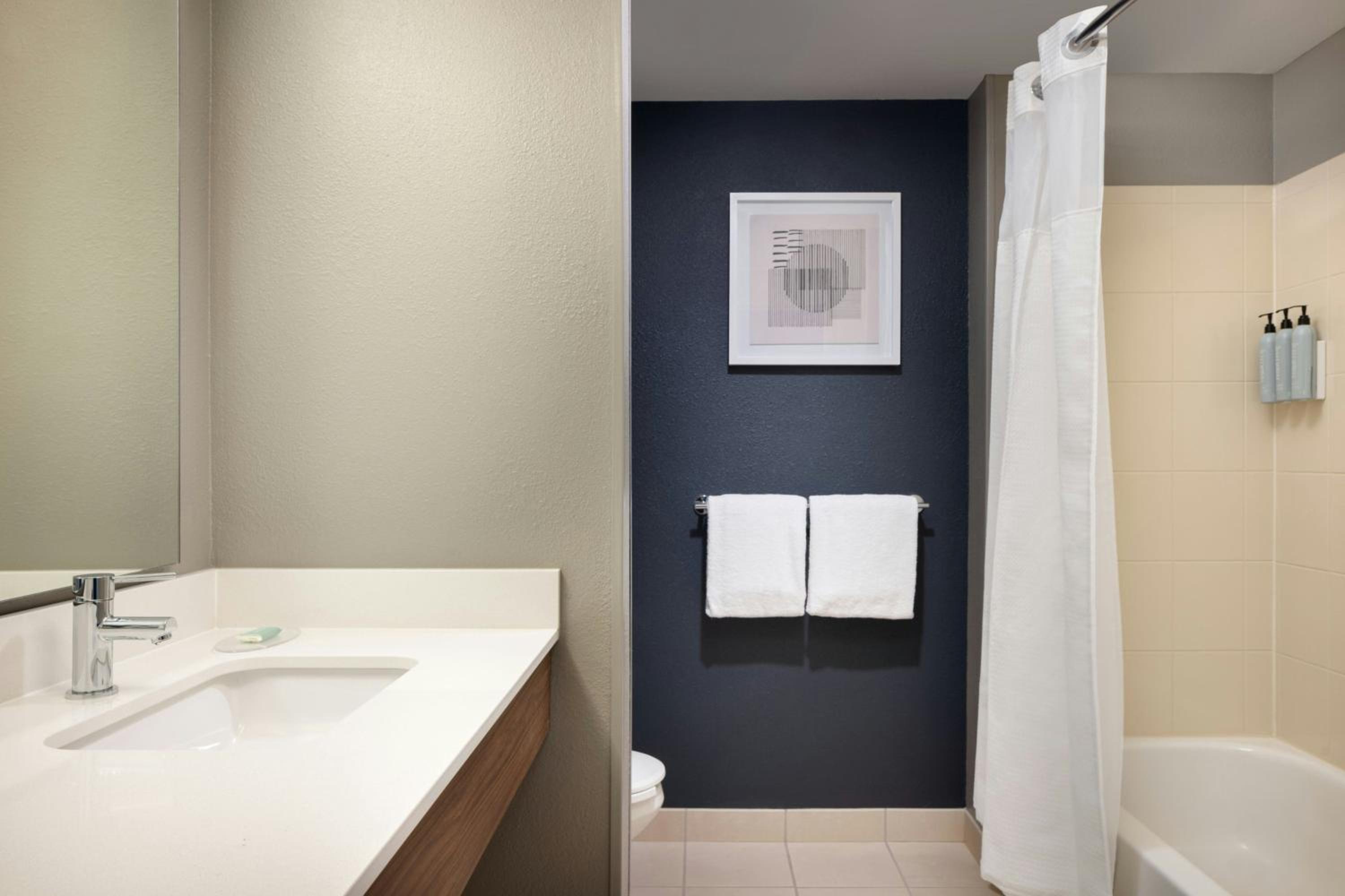 Queen Room with Two Queen Beds - Hearing Accessible - Photo 4