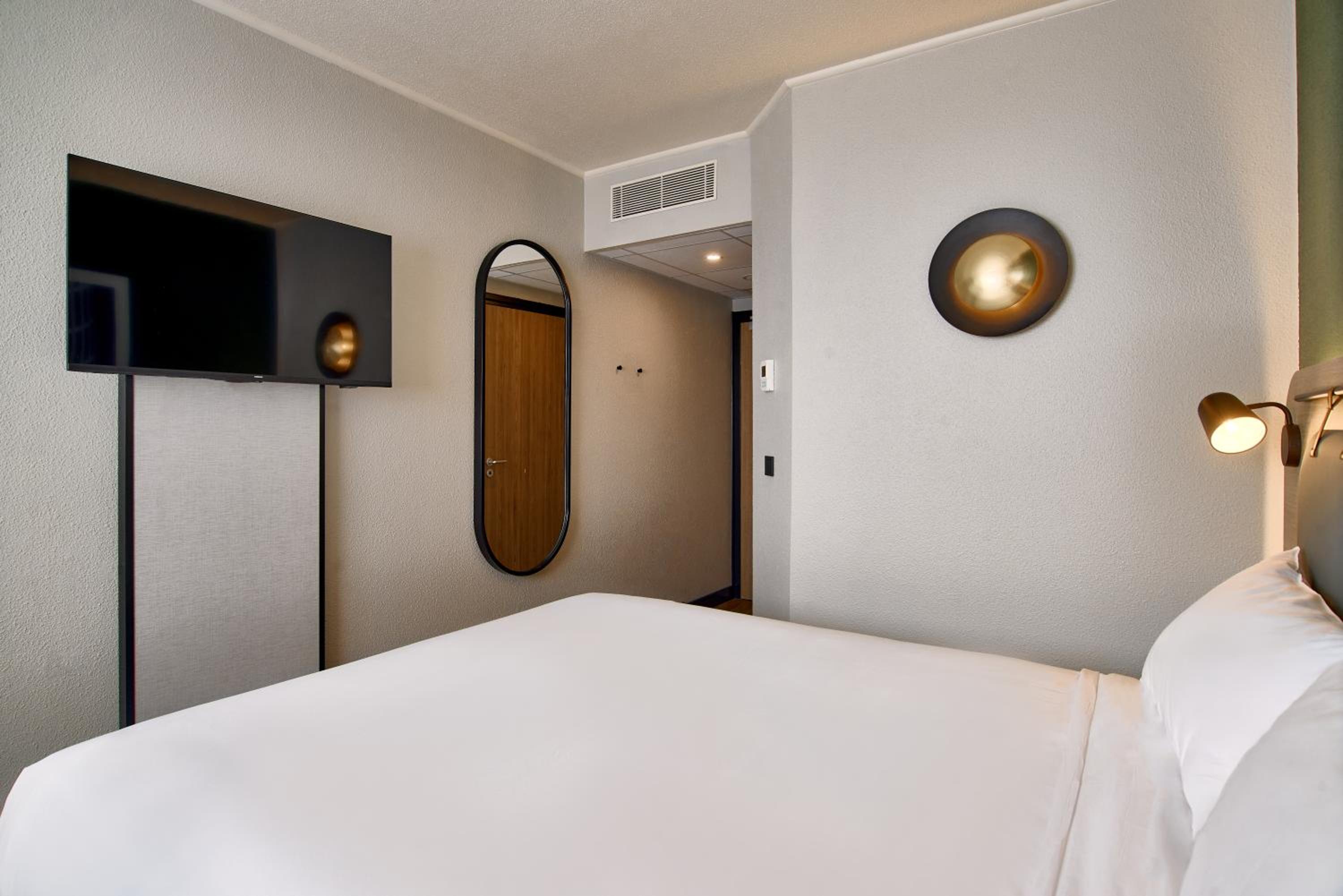 Standard Room - 1 Queen Bed - Photo 4