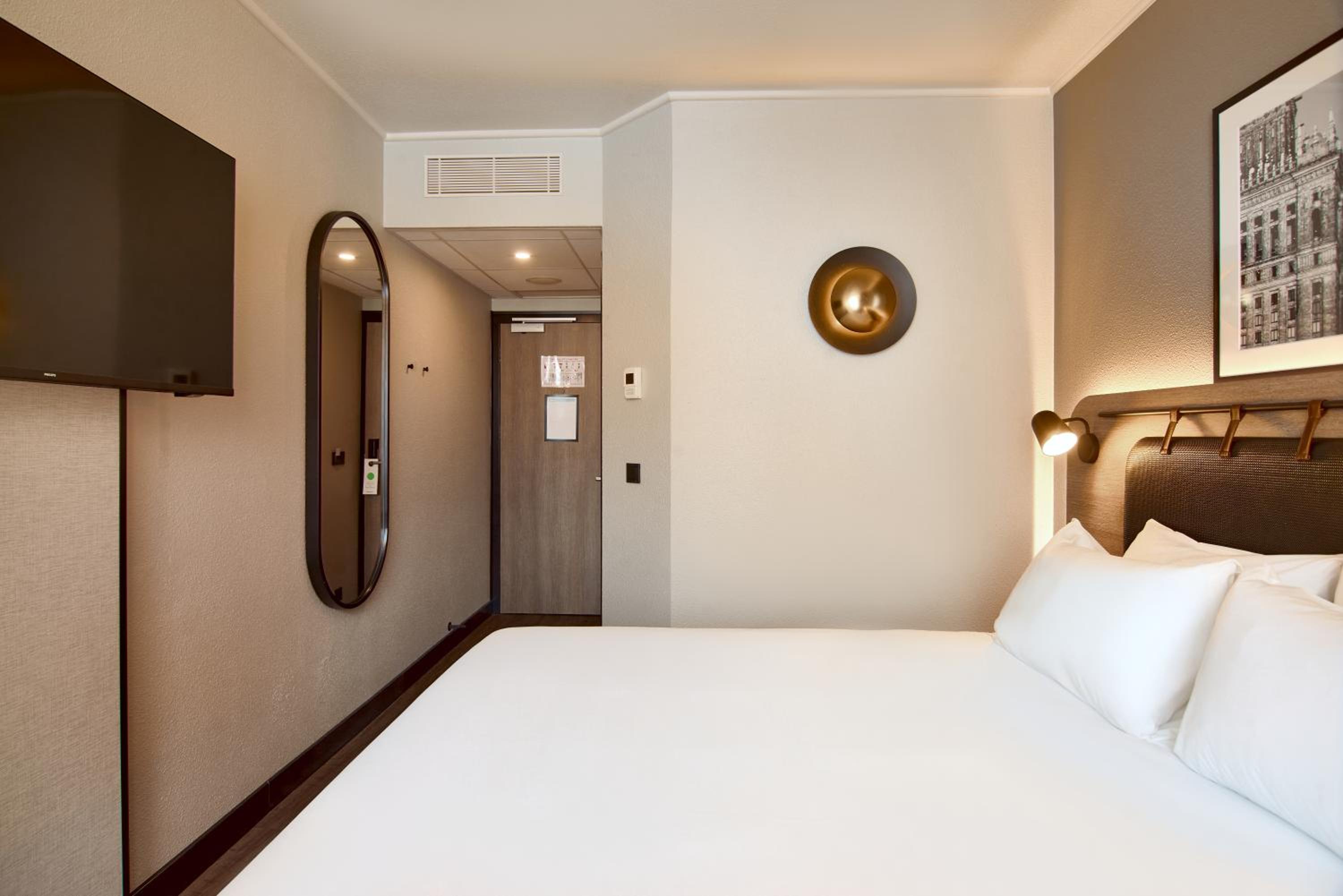 Superior Room - 1 Queen Bed - Photo 3