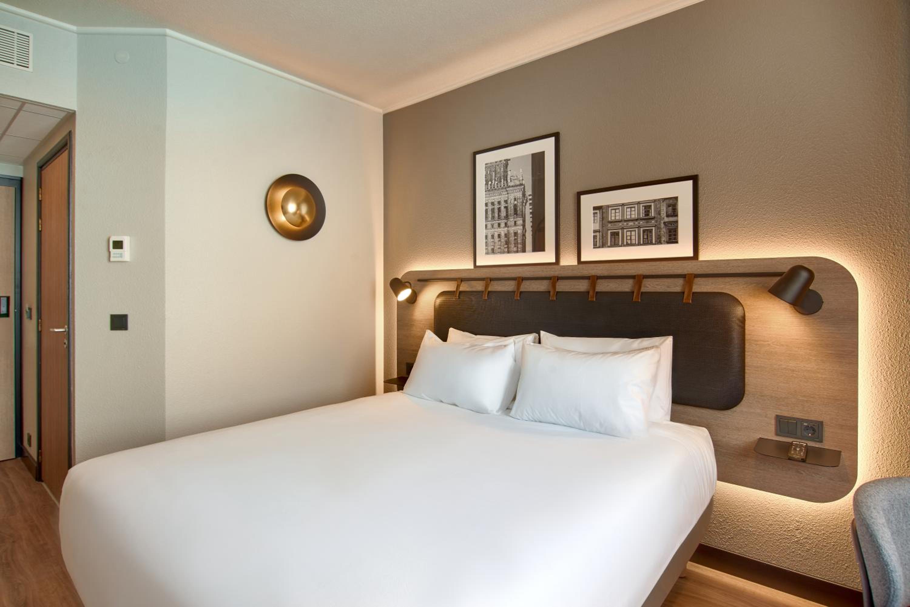 Superior Room - 1 Queen Bed - Photo 4