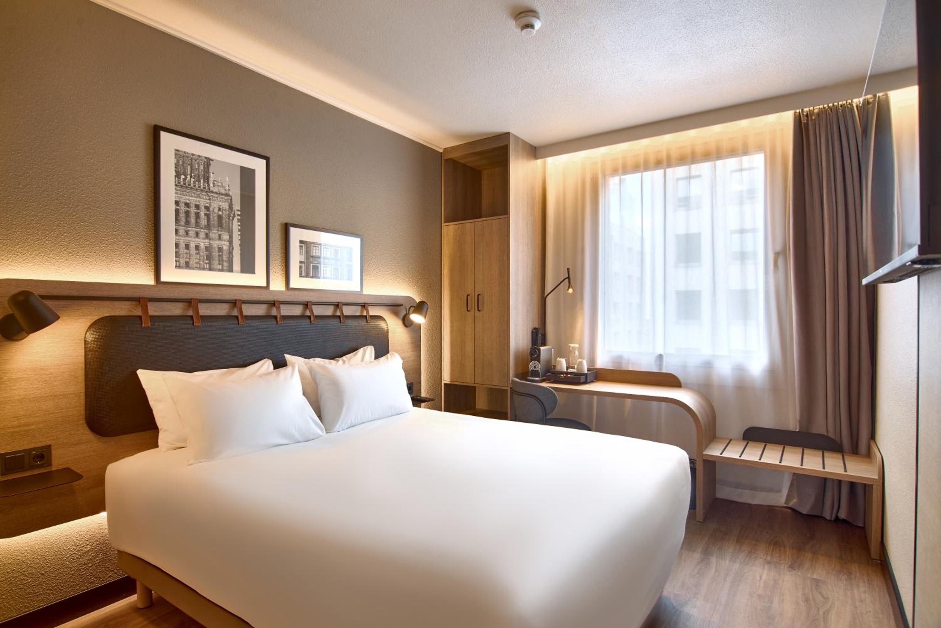 Superior Room - 1 Queen Bed - Photo 1