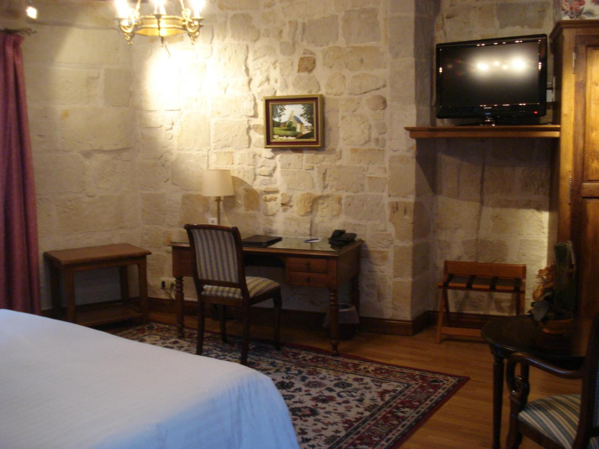 Suite with One King and One Double Bed with Sofa Bed - Photo 2