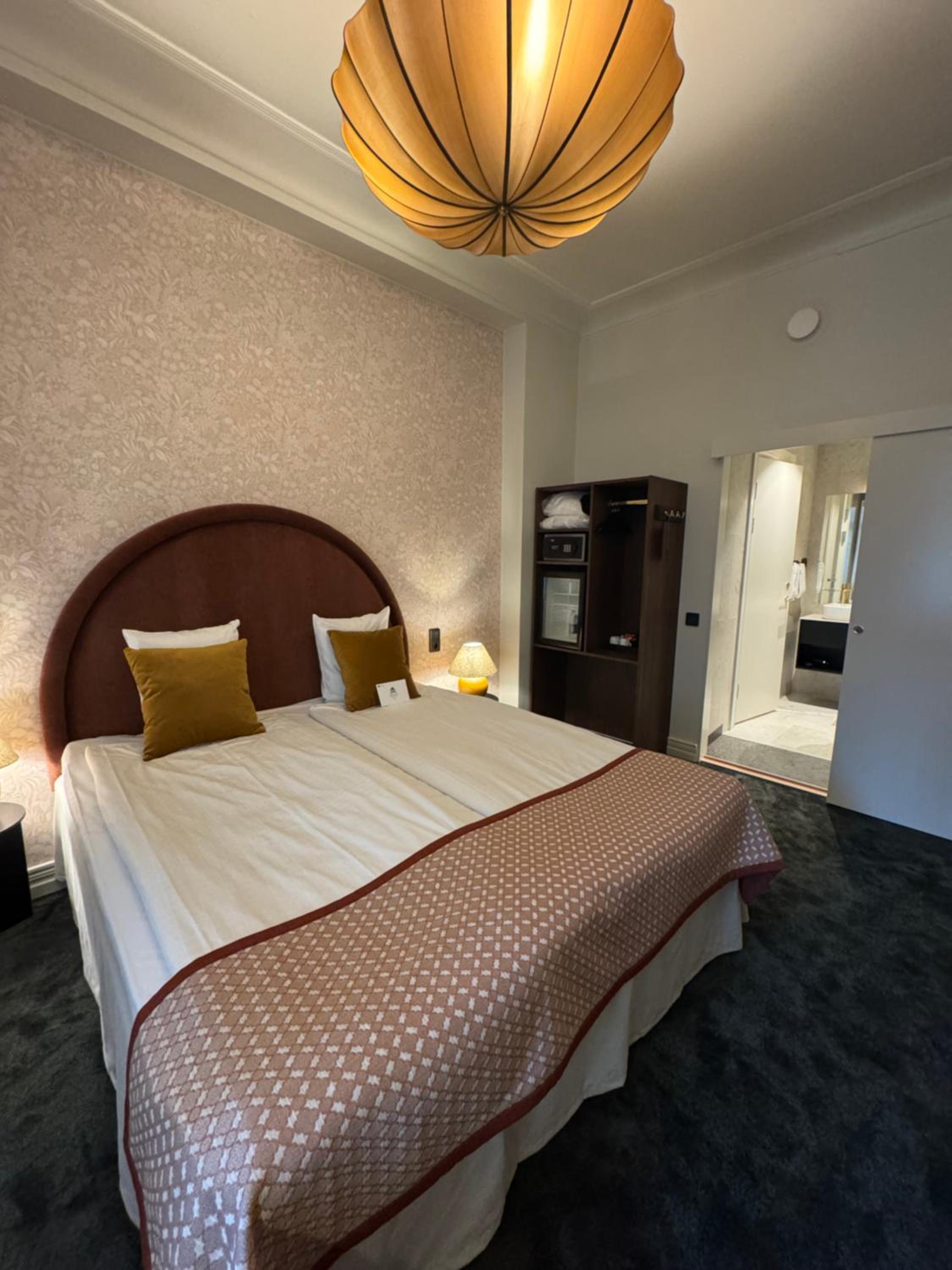 Deluxe Double Room with Bath - Photo 2