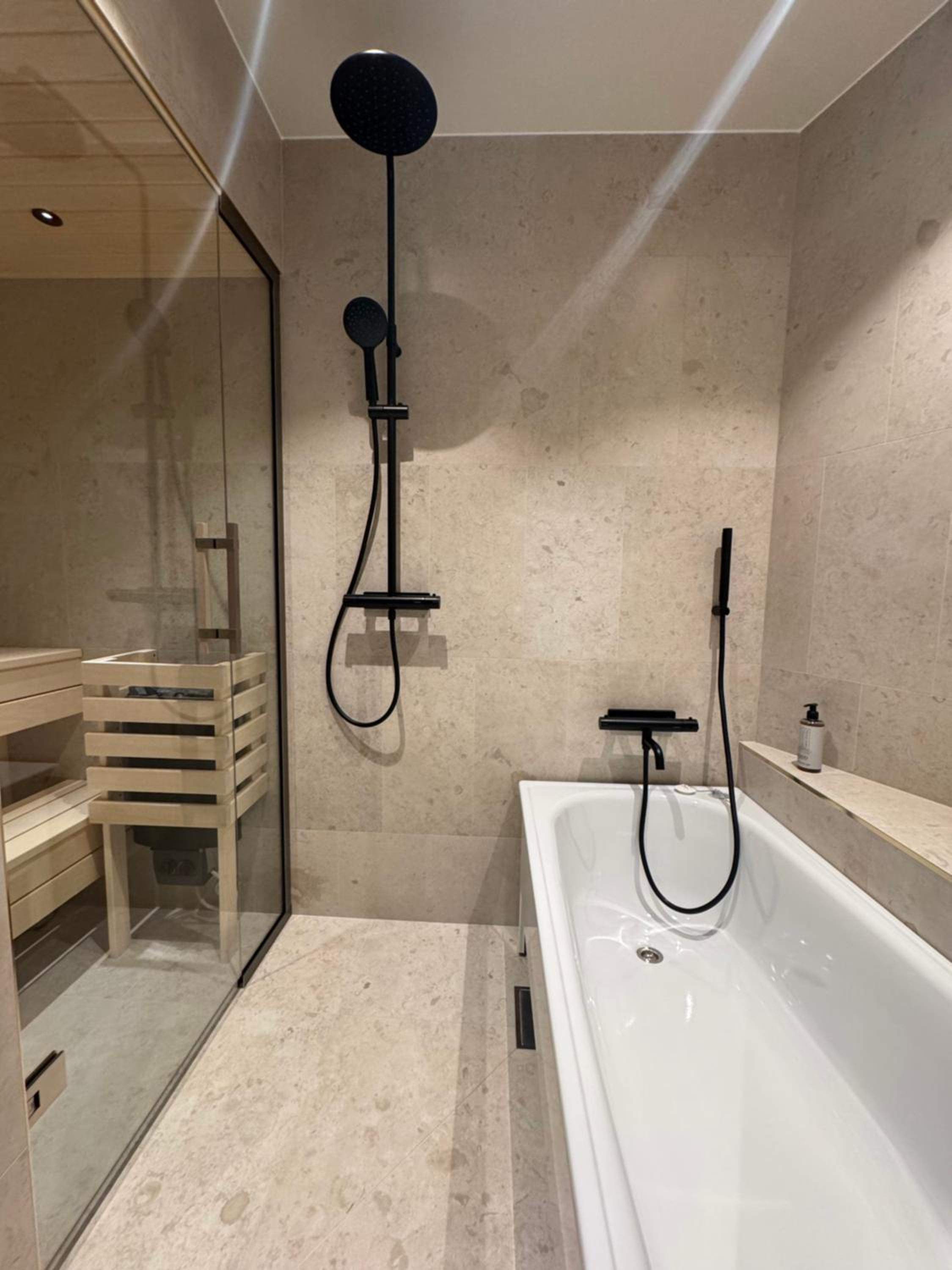 Deluxe Double Room with Bath - Photo 5