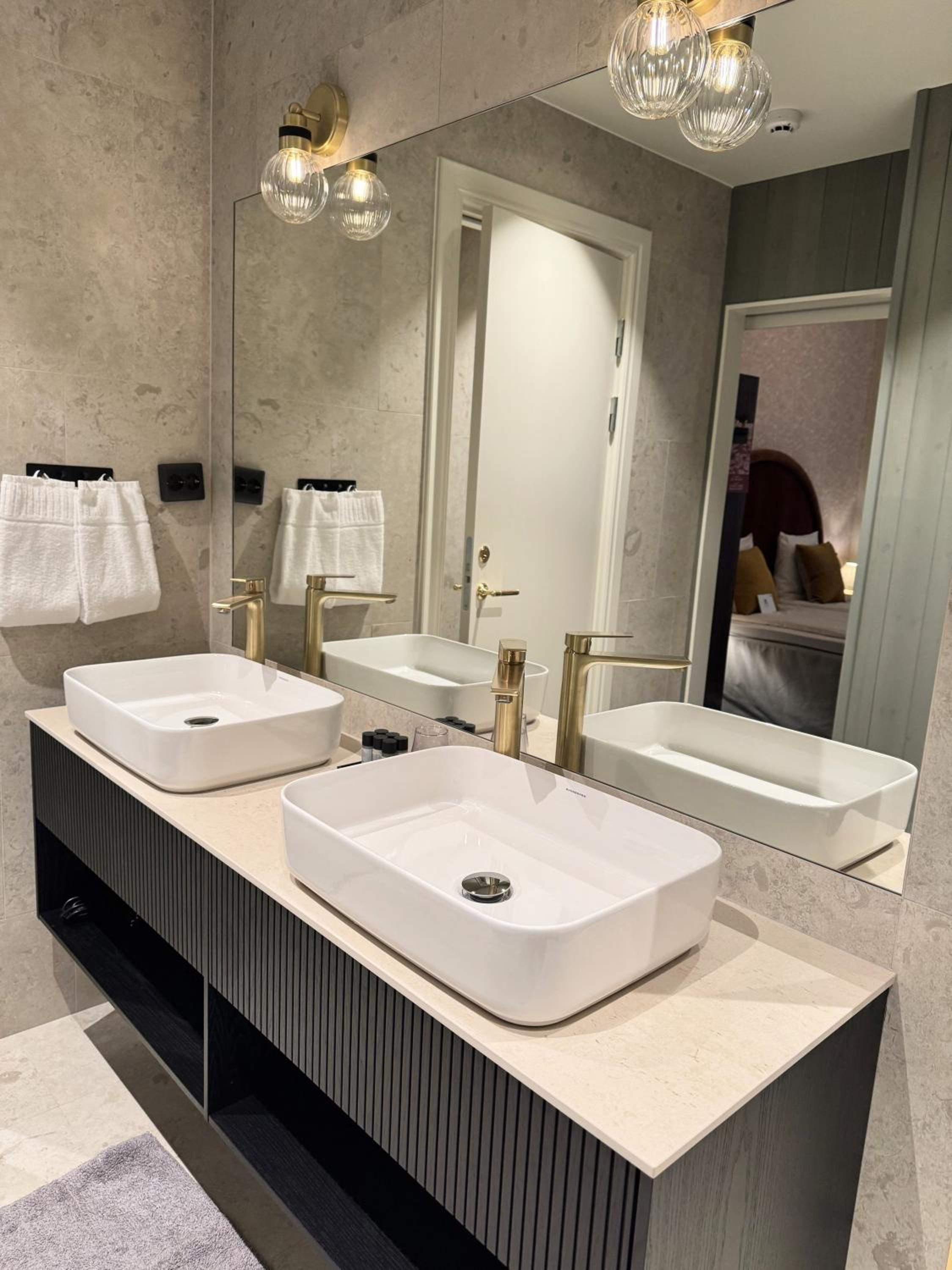 Deluxe Double Room with Bath - Photo 7