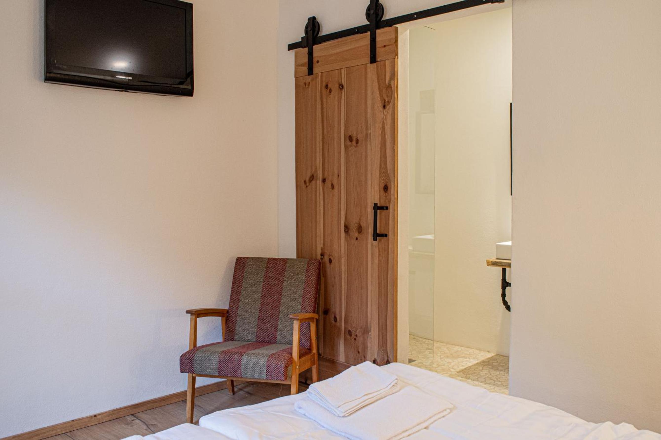 Double Room with Private Bathroom - Photo 3