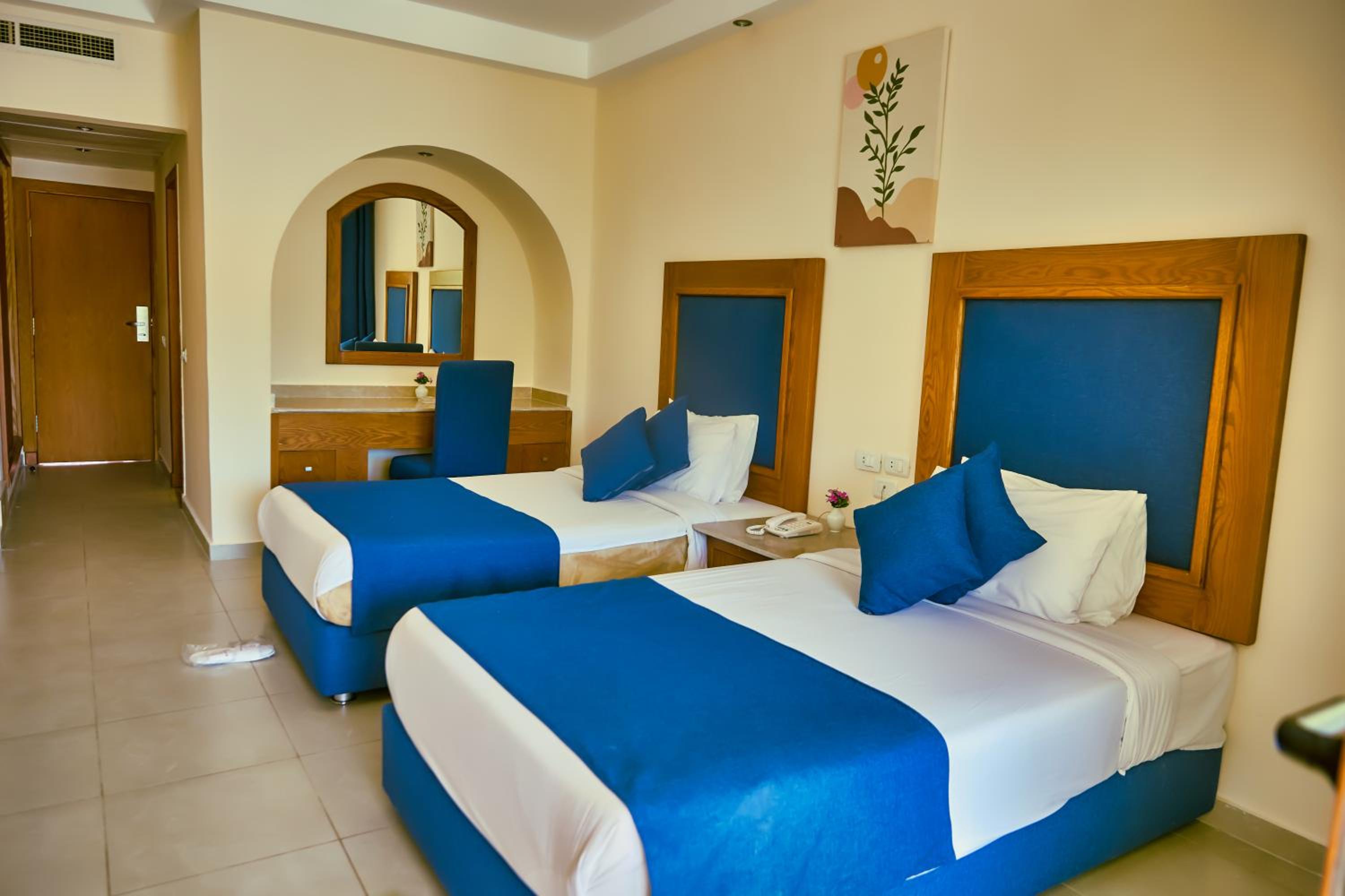 Standard Room with Side Sea View - Photo 3