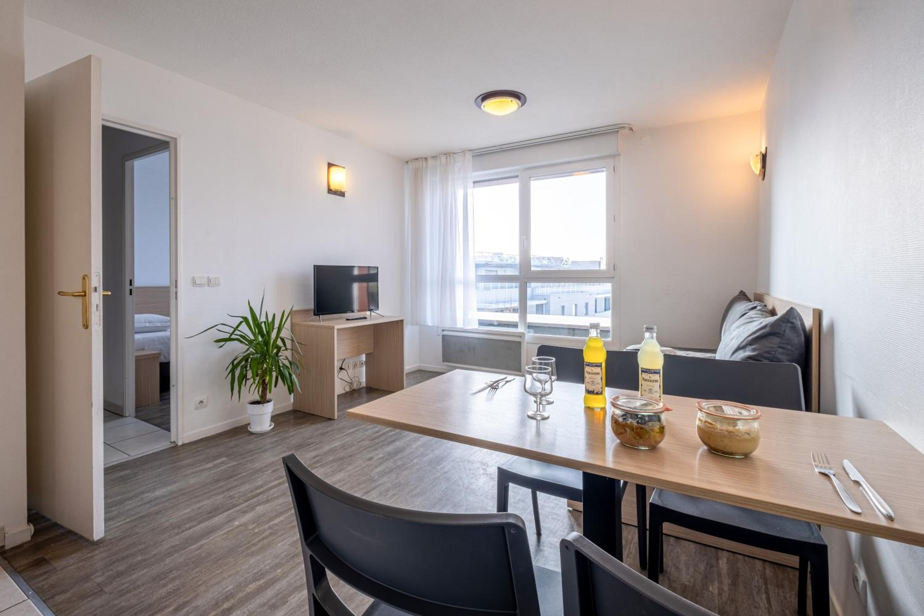 One -Bedroom Apartment 4 People photo 2