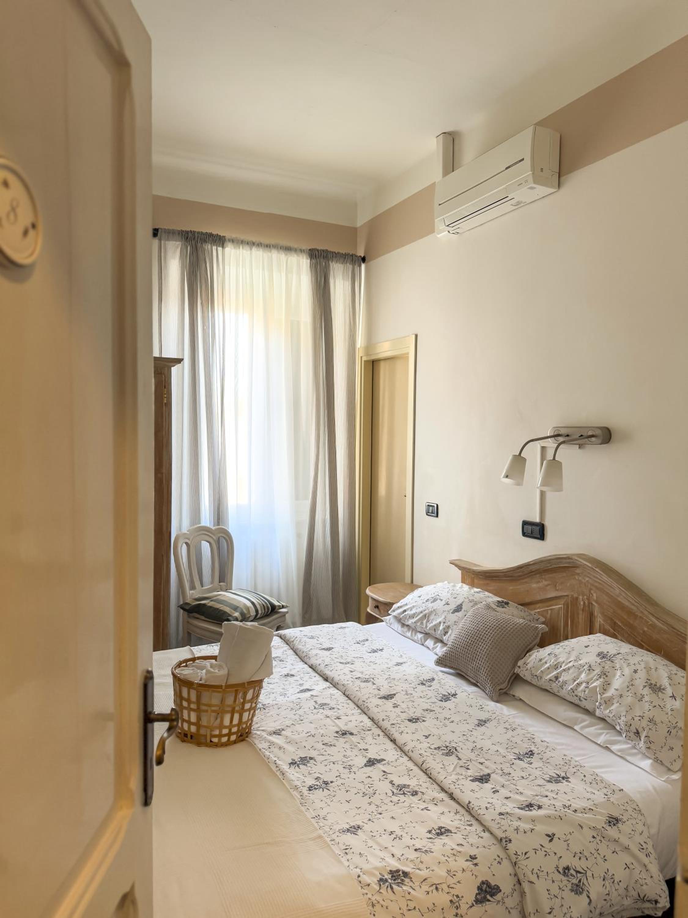Small Double or Twin Room photo 3