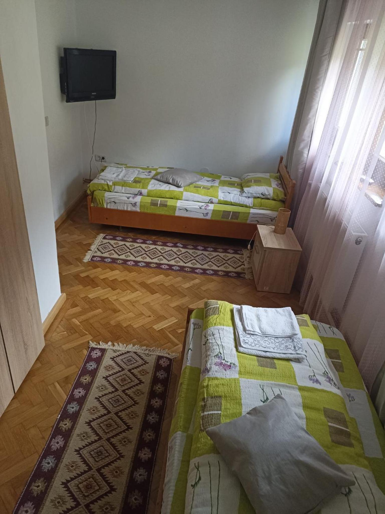 Double or Twin Room with Bathroom - Photo 2