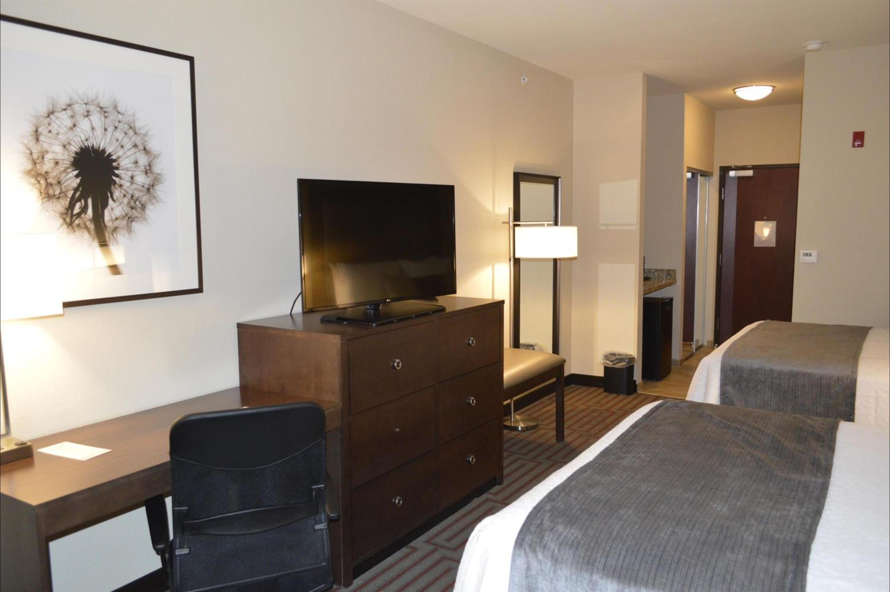 Queen Room with Two Queen Beds - Non-Smoking photo 2