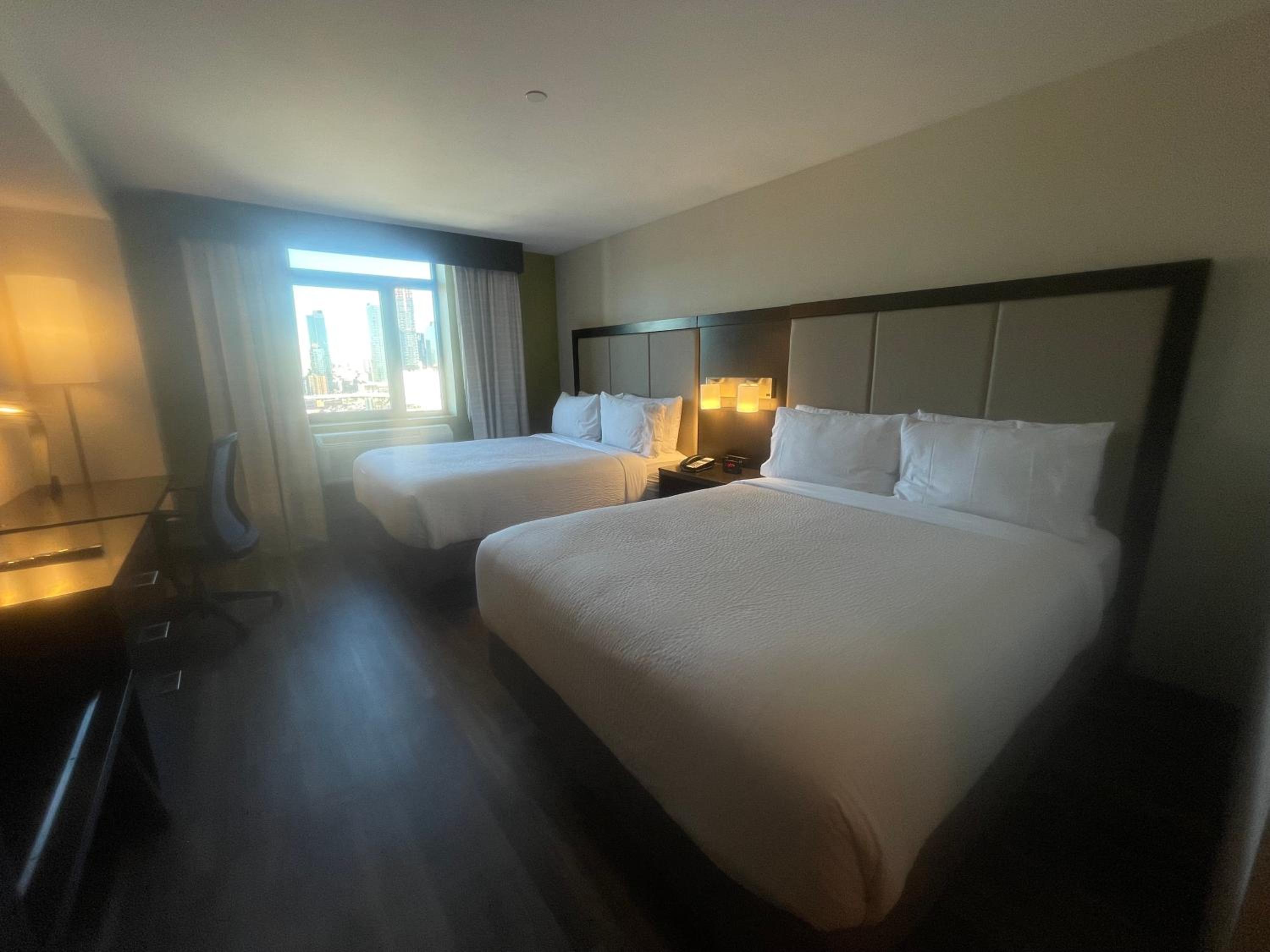 Standard Room with Two Queen Beds - Photo 5