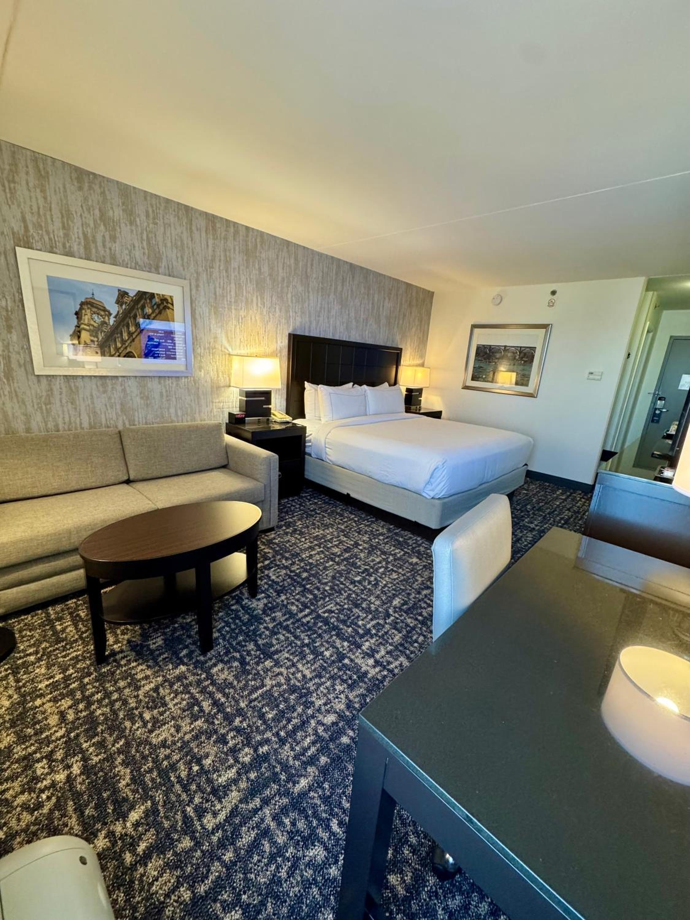 King Room with Tub - Mobility/Hearing Accessible/Non-Smoking - Photo 8