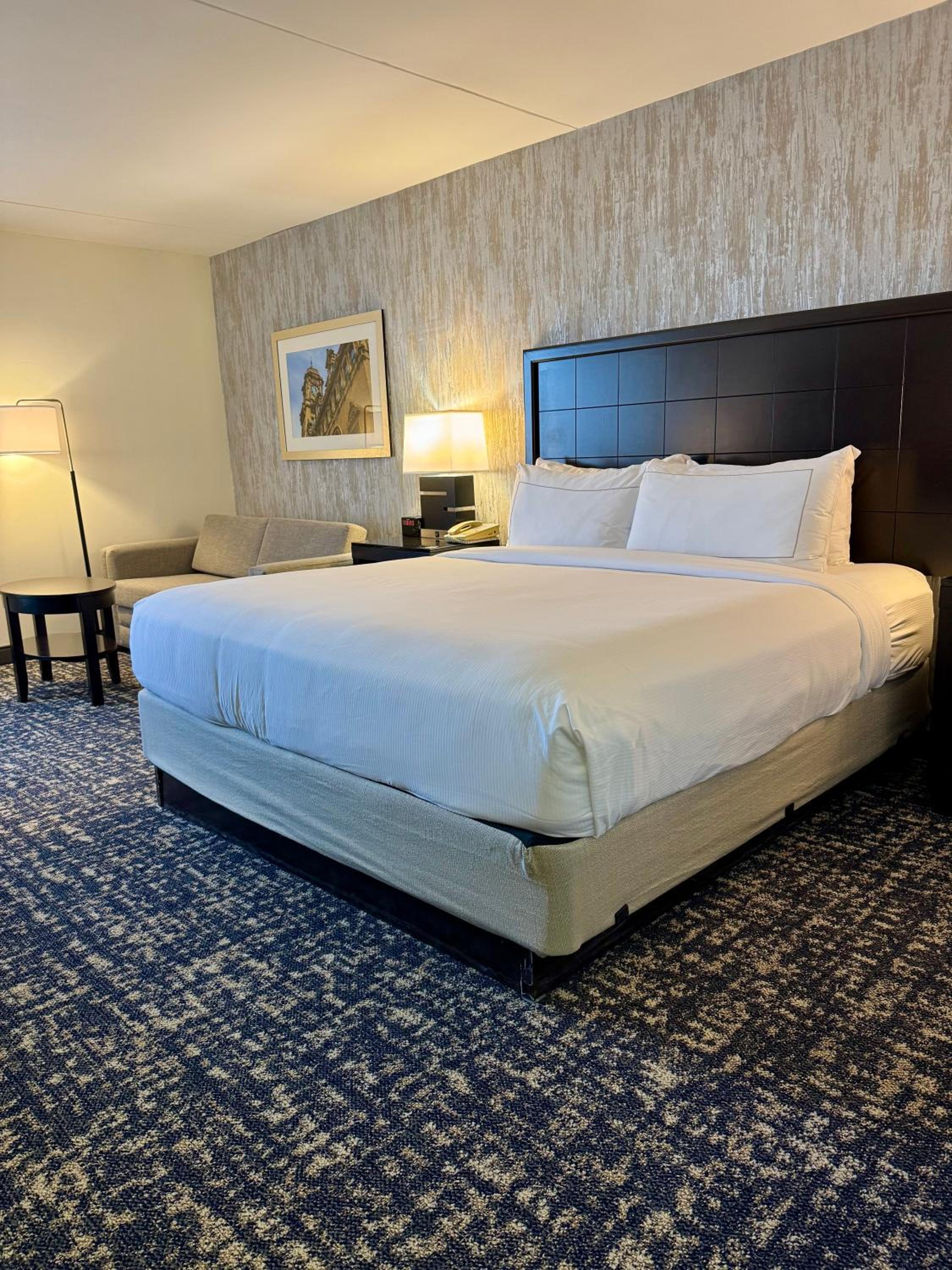 King Room with Tub - Mobility/Hearing Accessible/Non-Smoking - Photo 7