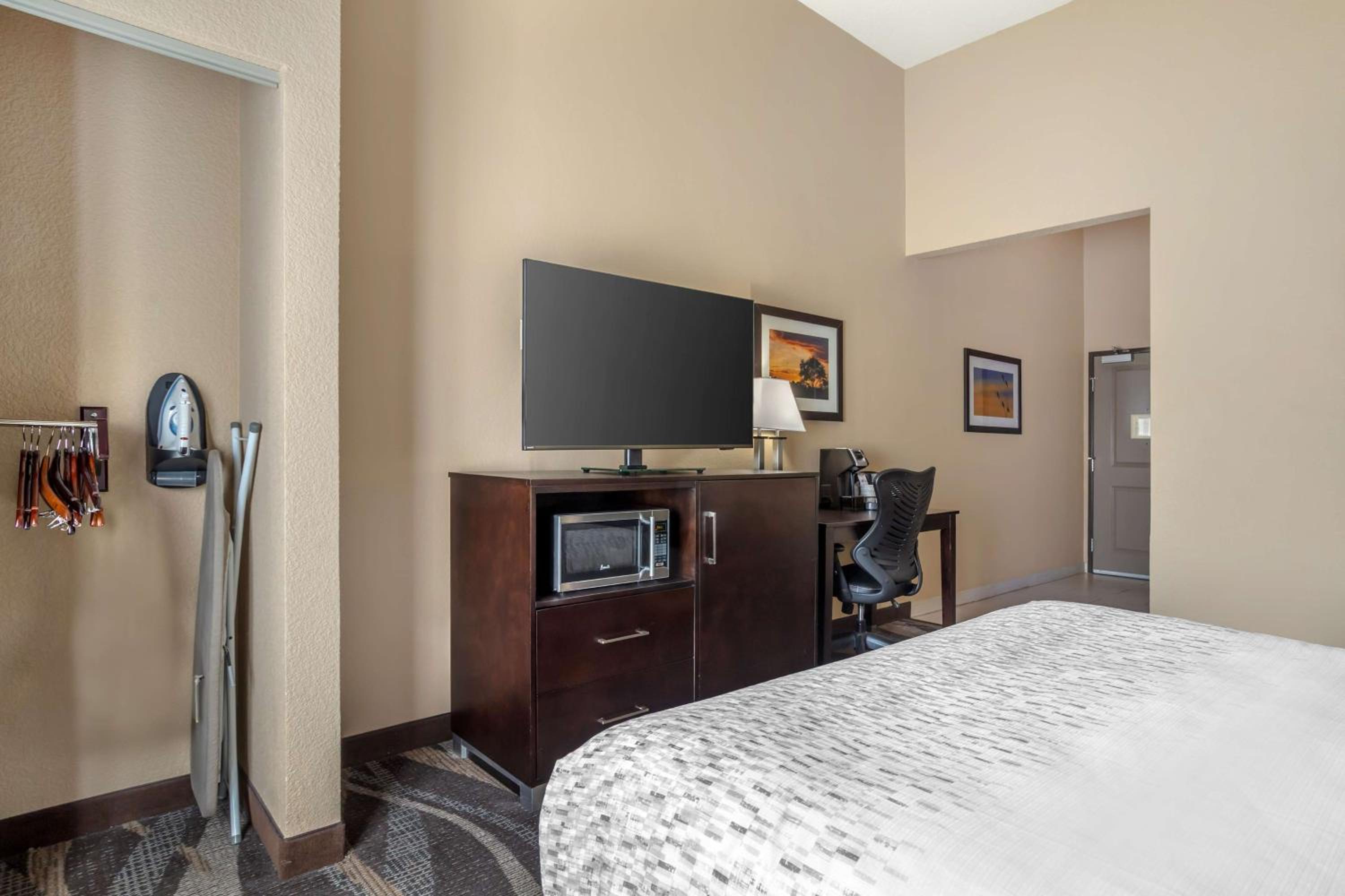 Best Western Plus Lake Jackson Inn & Suites, Photo 3