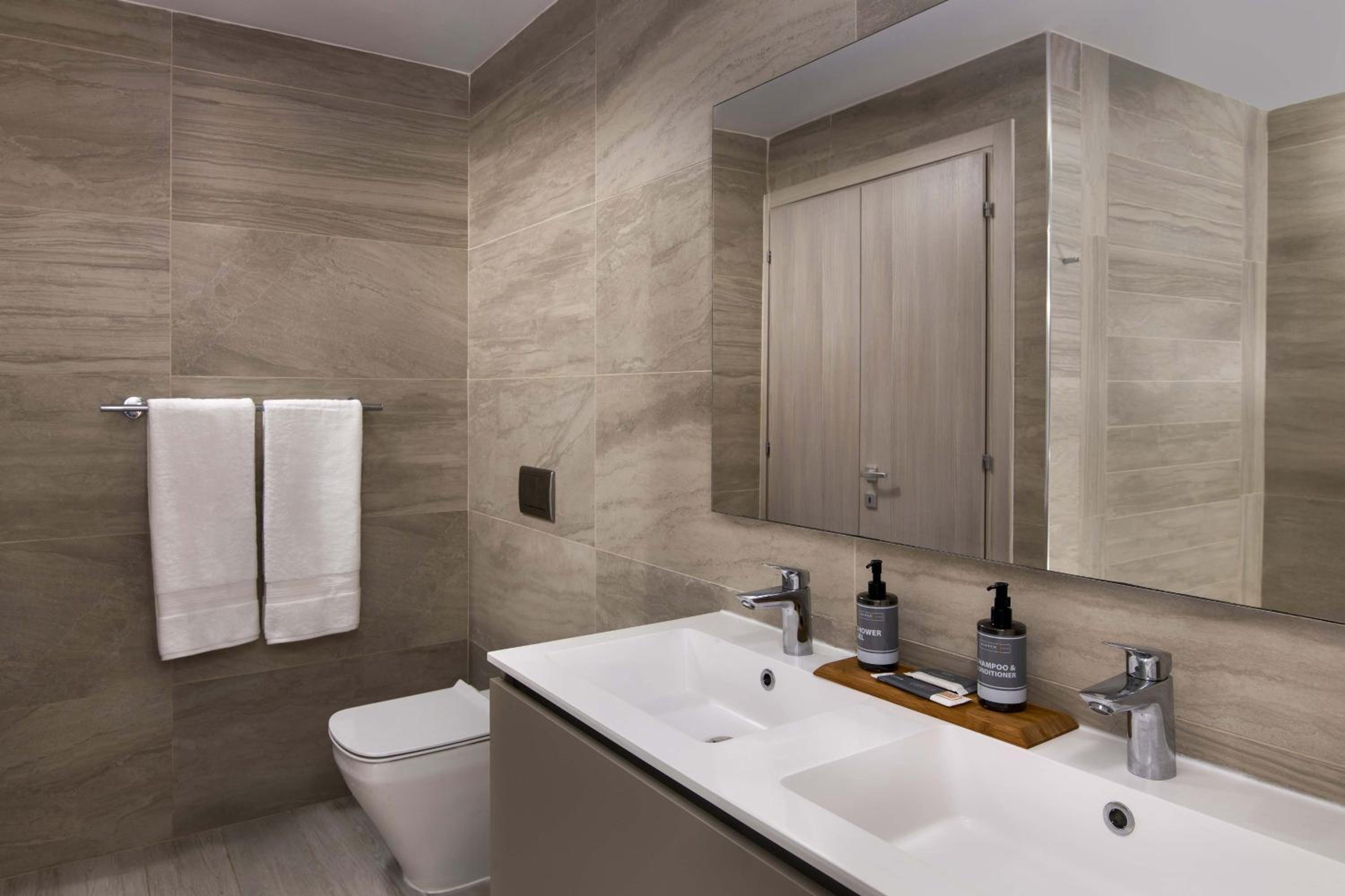 Available room thumbnail 6