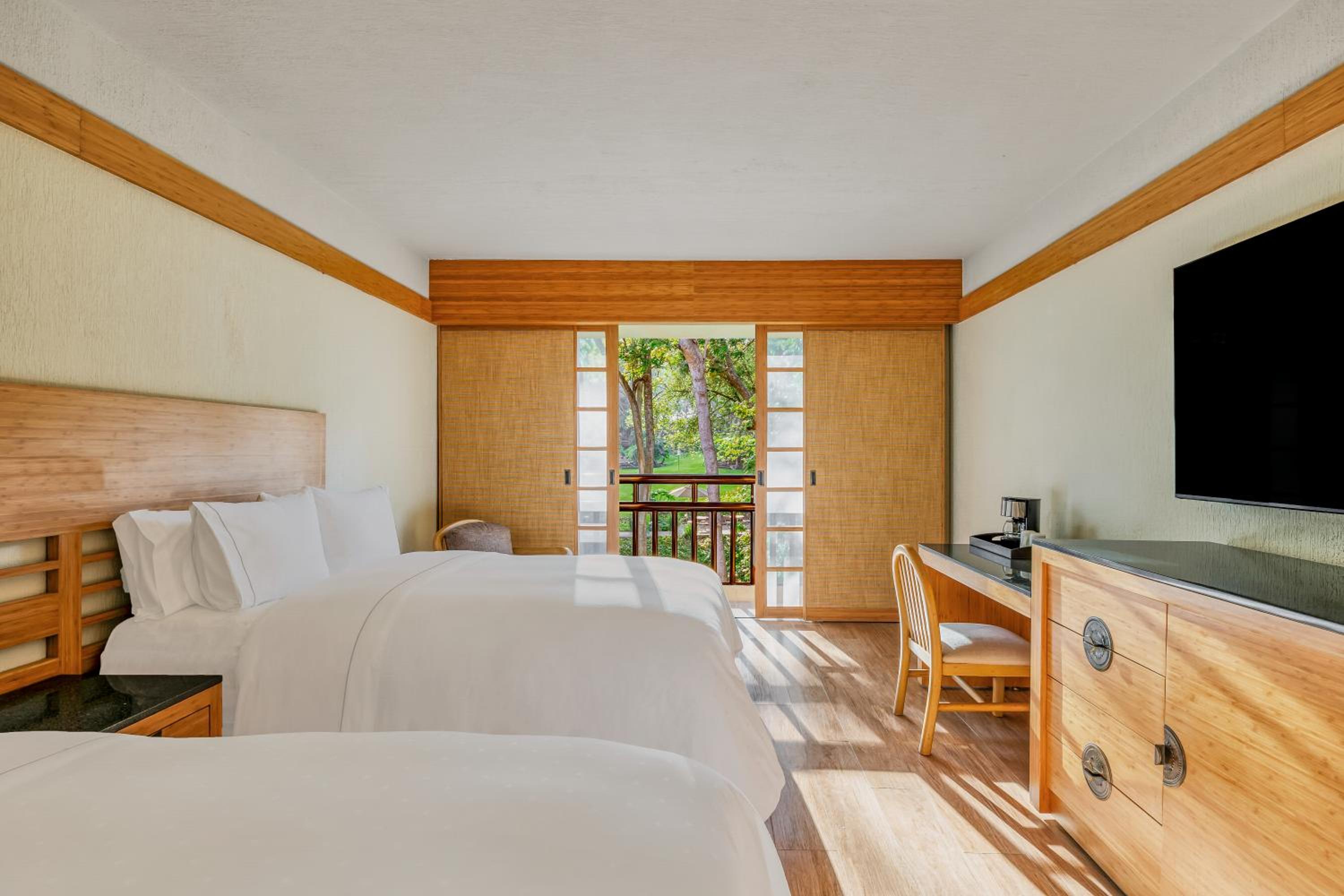 Deluxe Room, Pool View, 2 Double