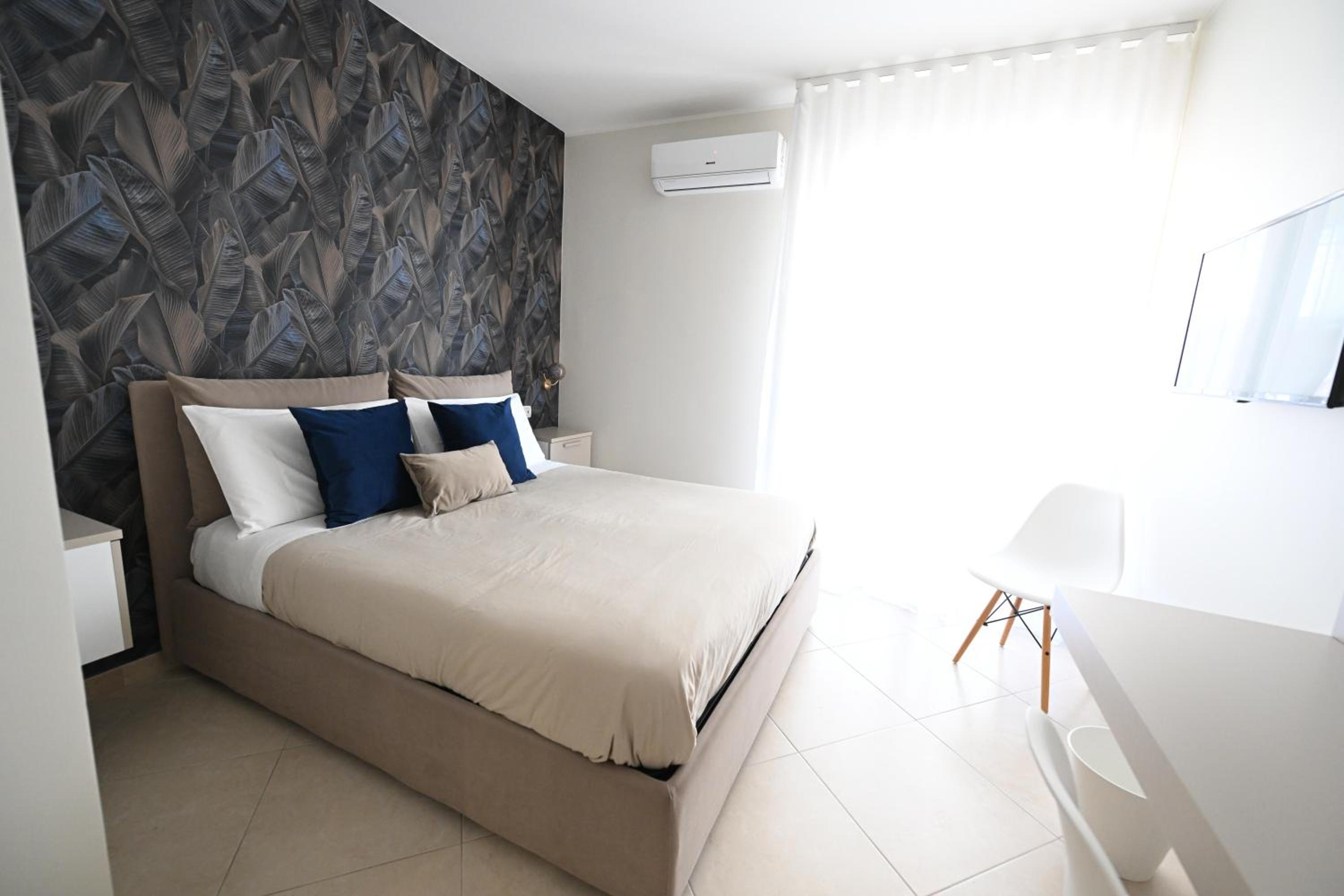 Deluxe Room (2 Adults + 1 Child) - Photo 2