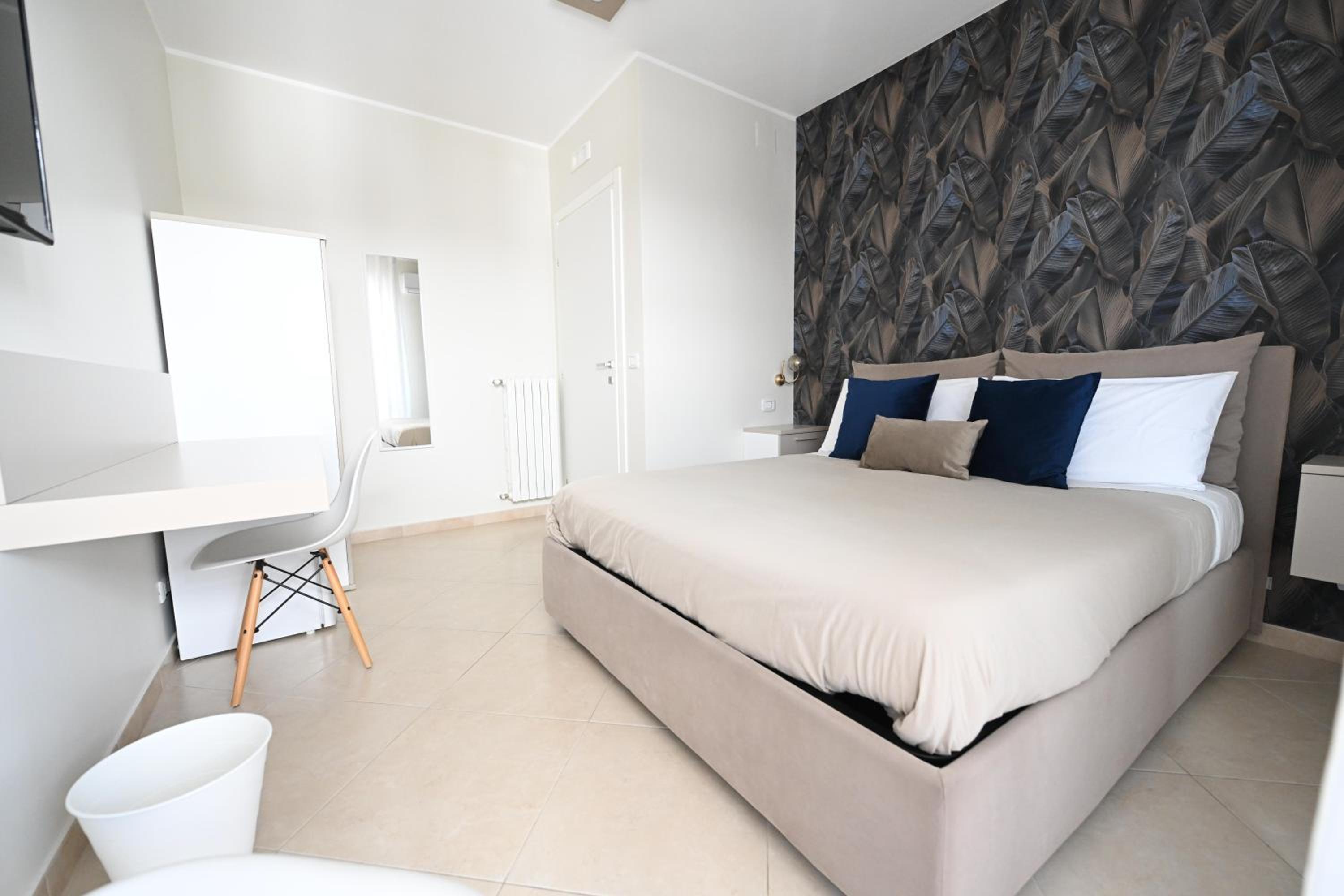 Deluxe Room (2 Adults + 1 Child) - Photo 5
