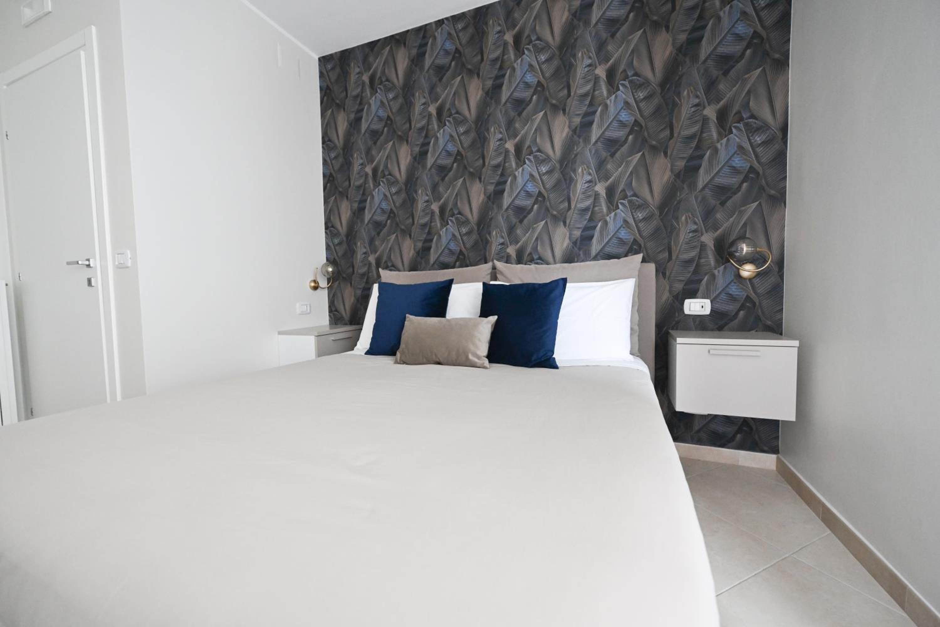 Deluxe Room (2 Adults + 1 Child) - Photo 4