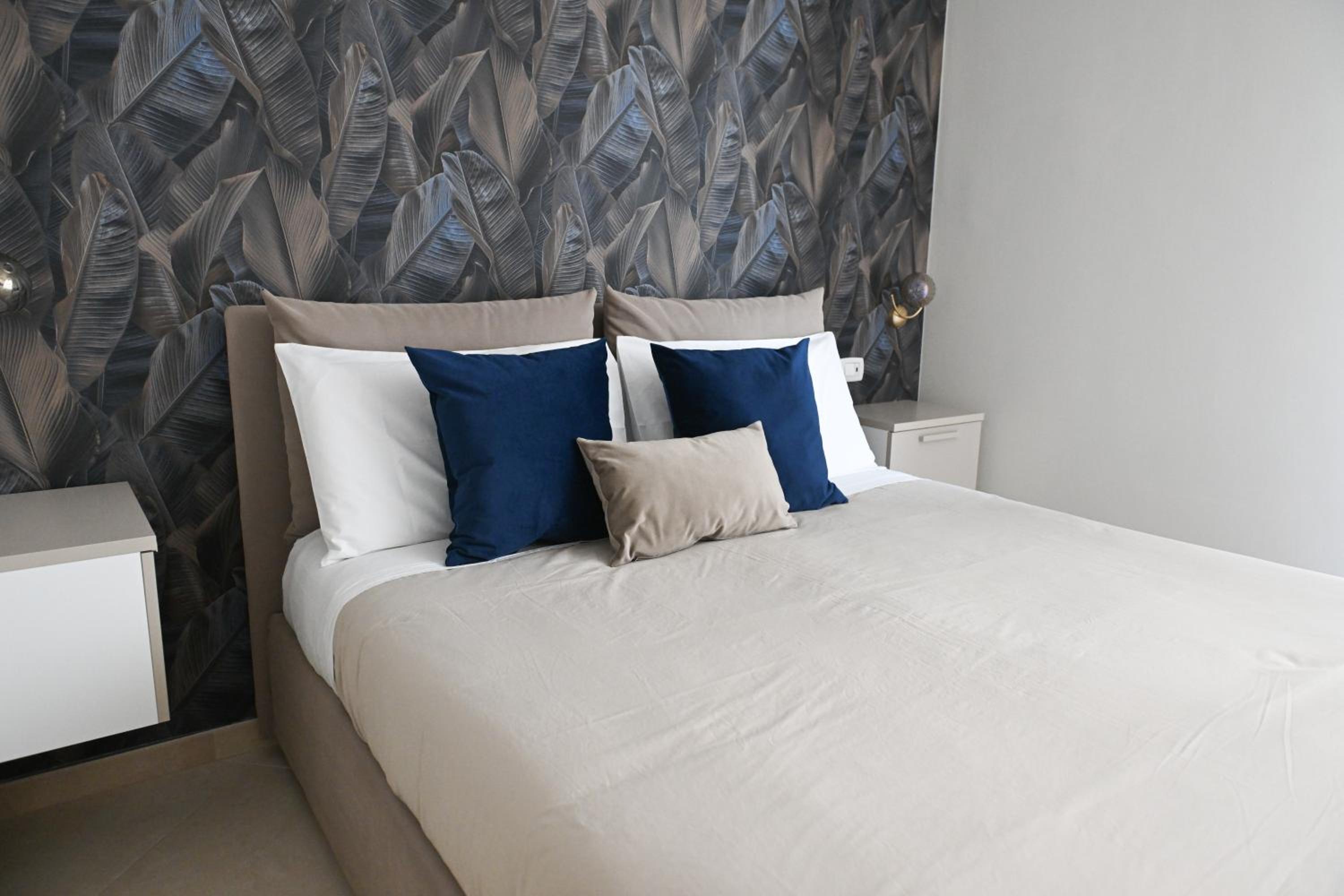 Deluxe Room (2 Adults + 1 Child) - Photo 3