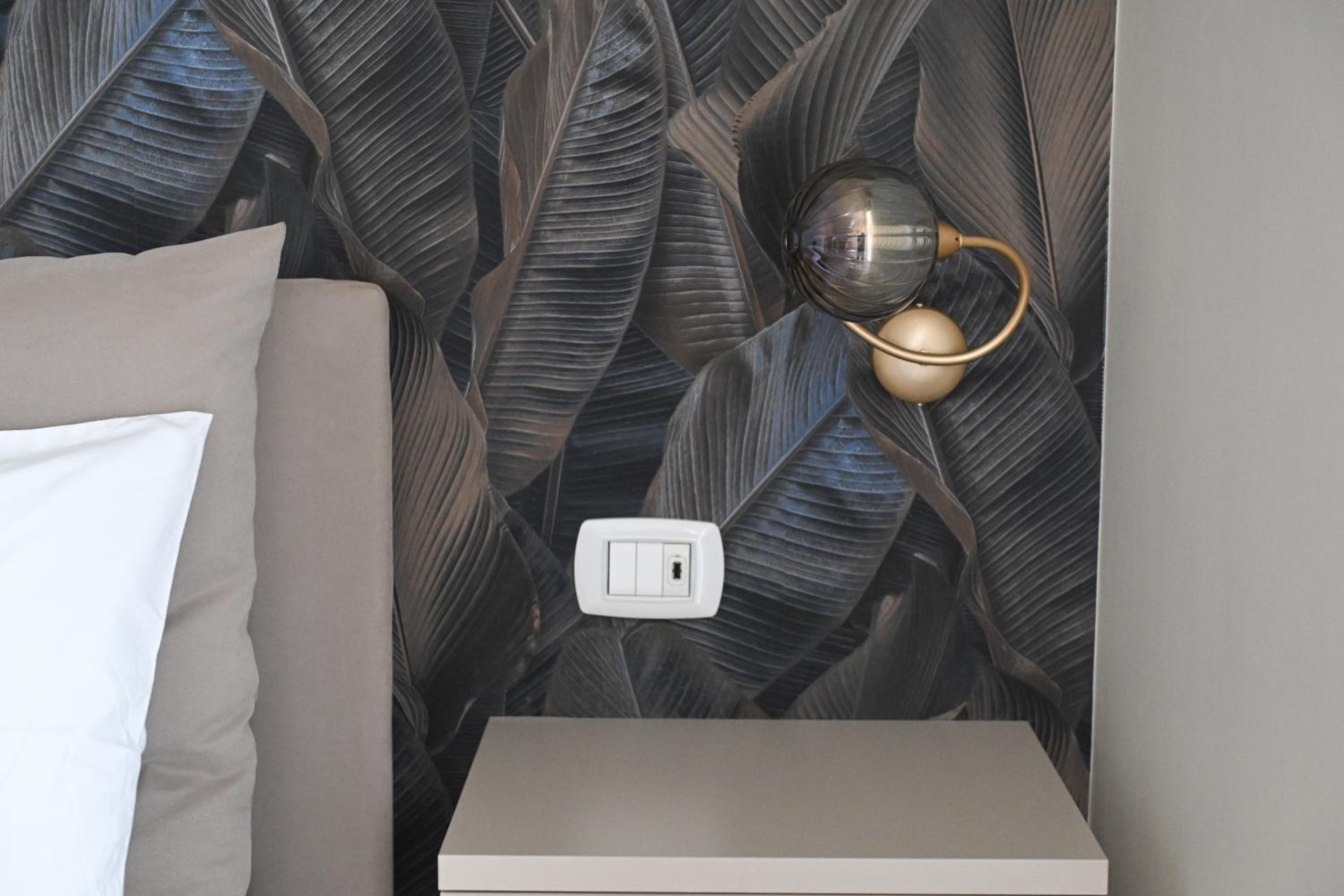 Deluxe Room (2 Adults + 1 Child) - Photo 7