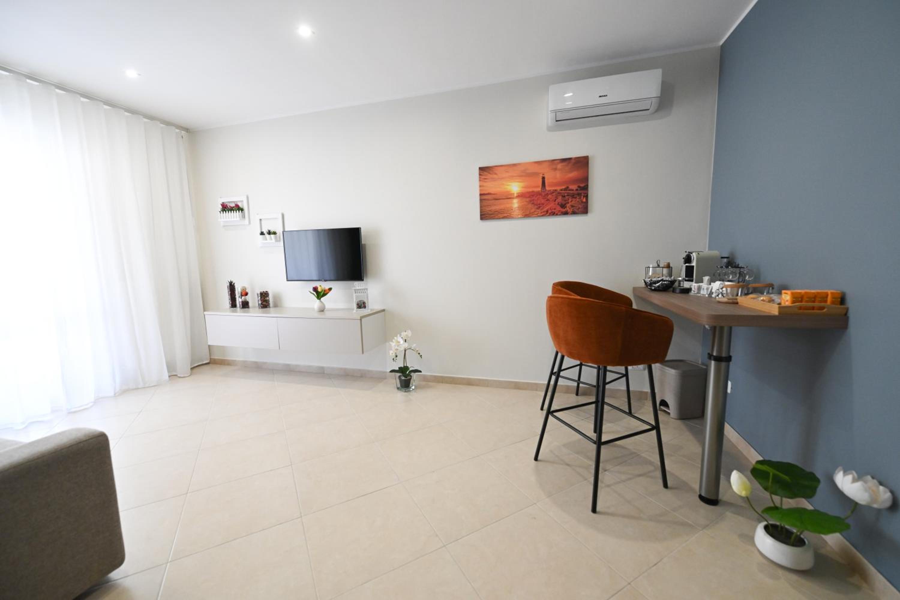 Deluxe Room (2 Adults + 1 Child) - Photo 17