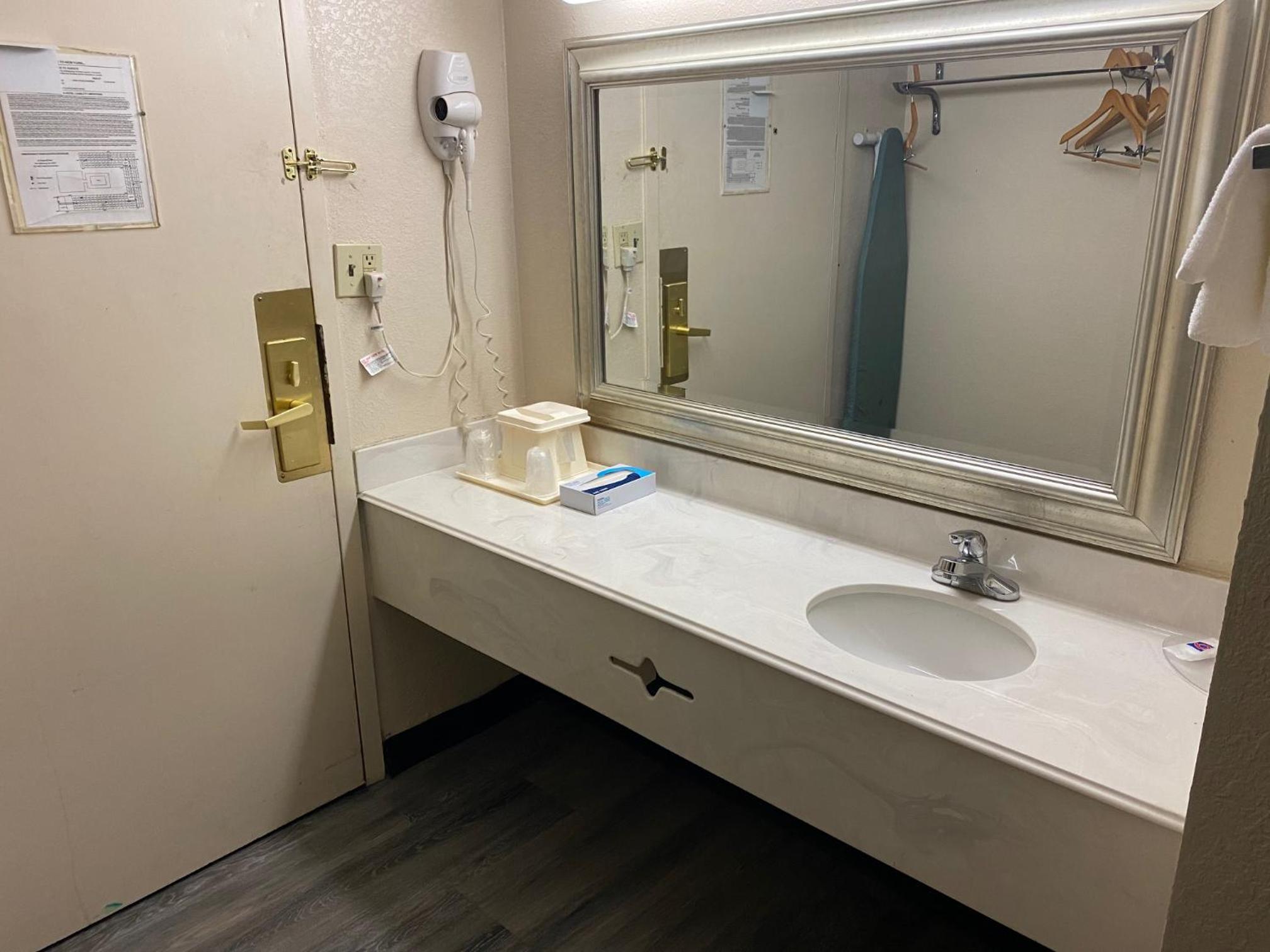 King Room with Roll-in Shower - Disability Access - Non-Smoking - Photo 5