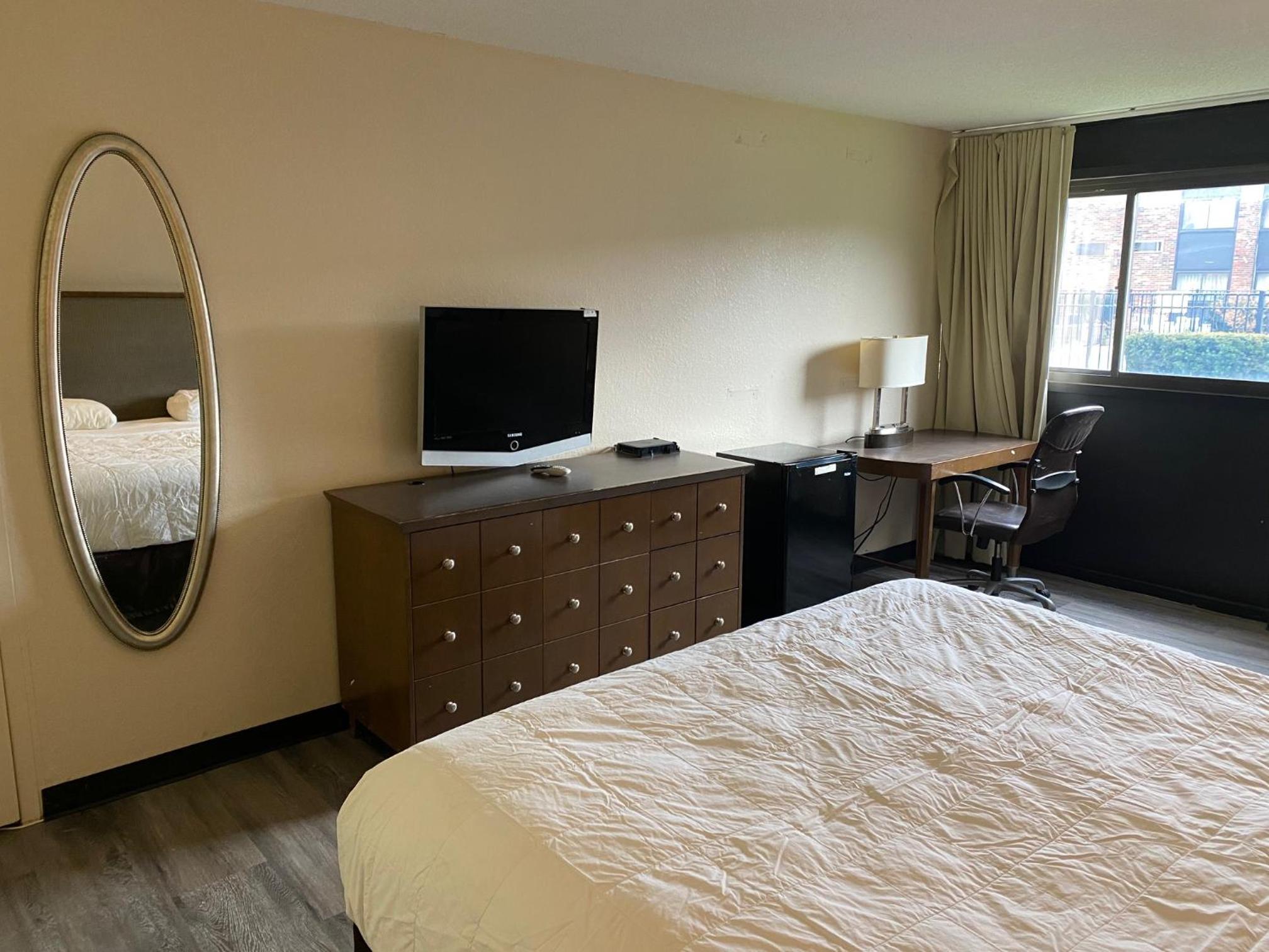 King Room with Roll-in Shower - Disability Access - Non-Smoking - Photo 6
