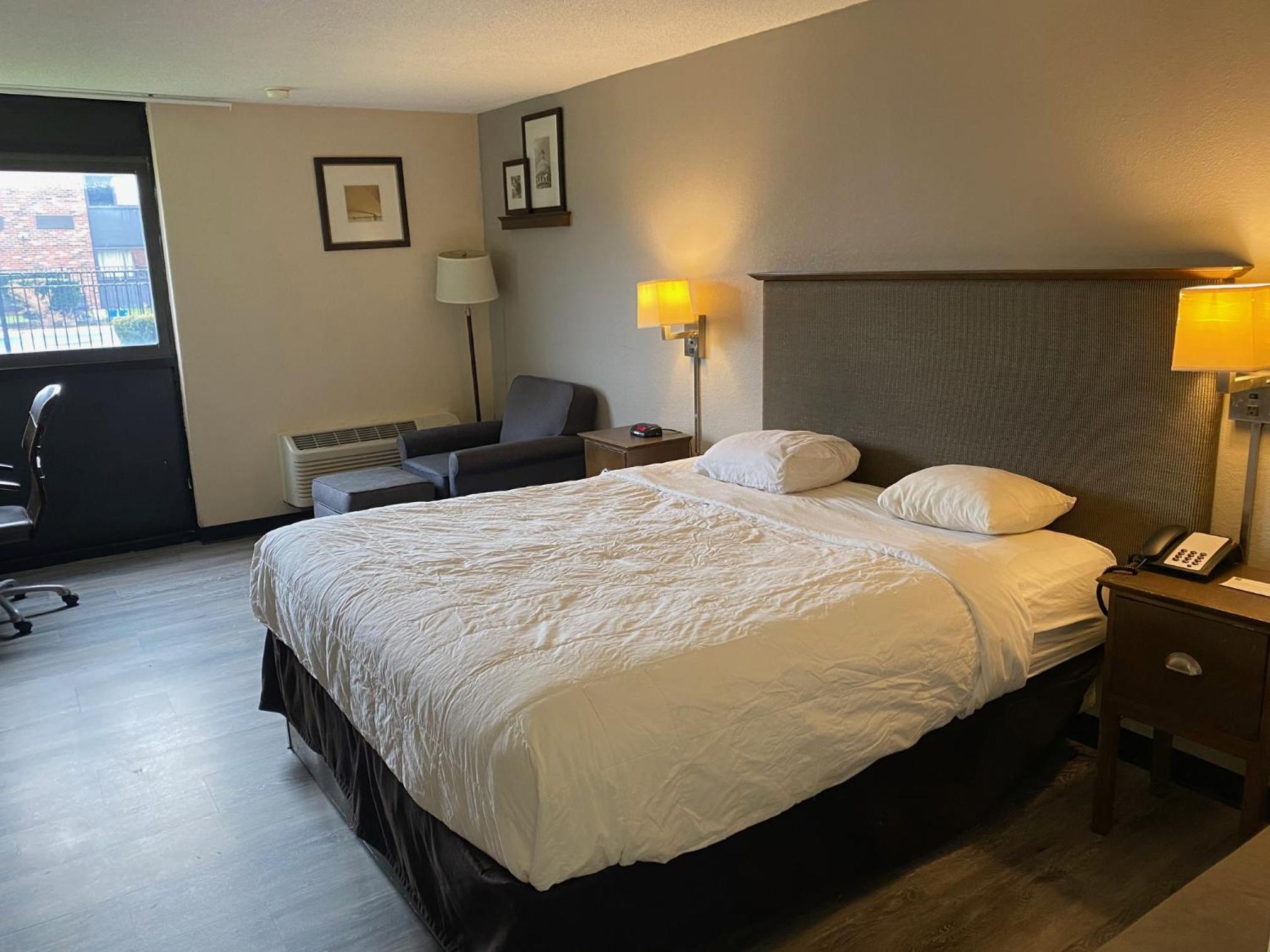 King Room with Roll-in Shower - Disability Access - Non-Smoking - Photo 1
