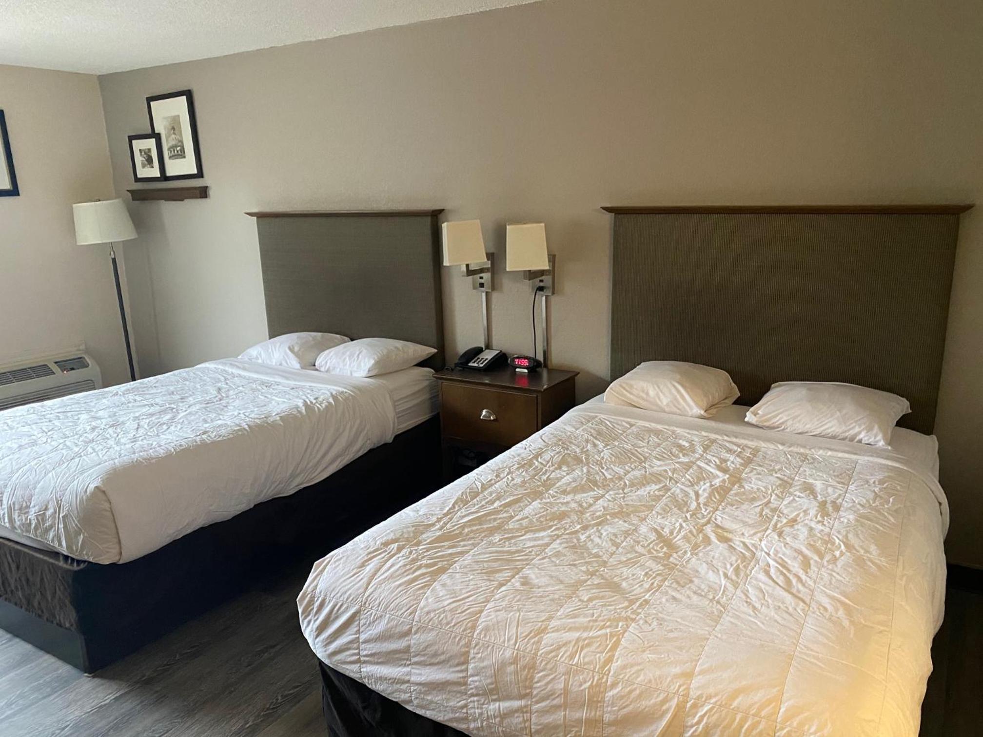 Quadruple Room - Non-Smoking - Photo 2