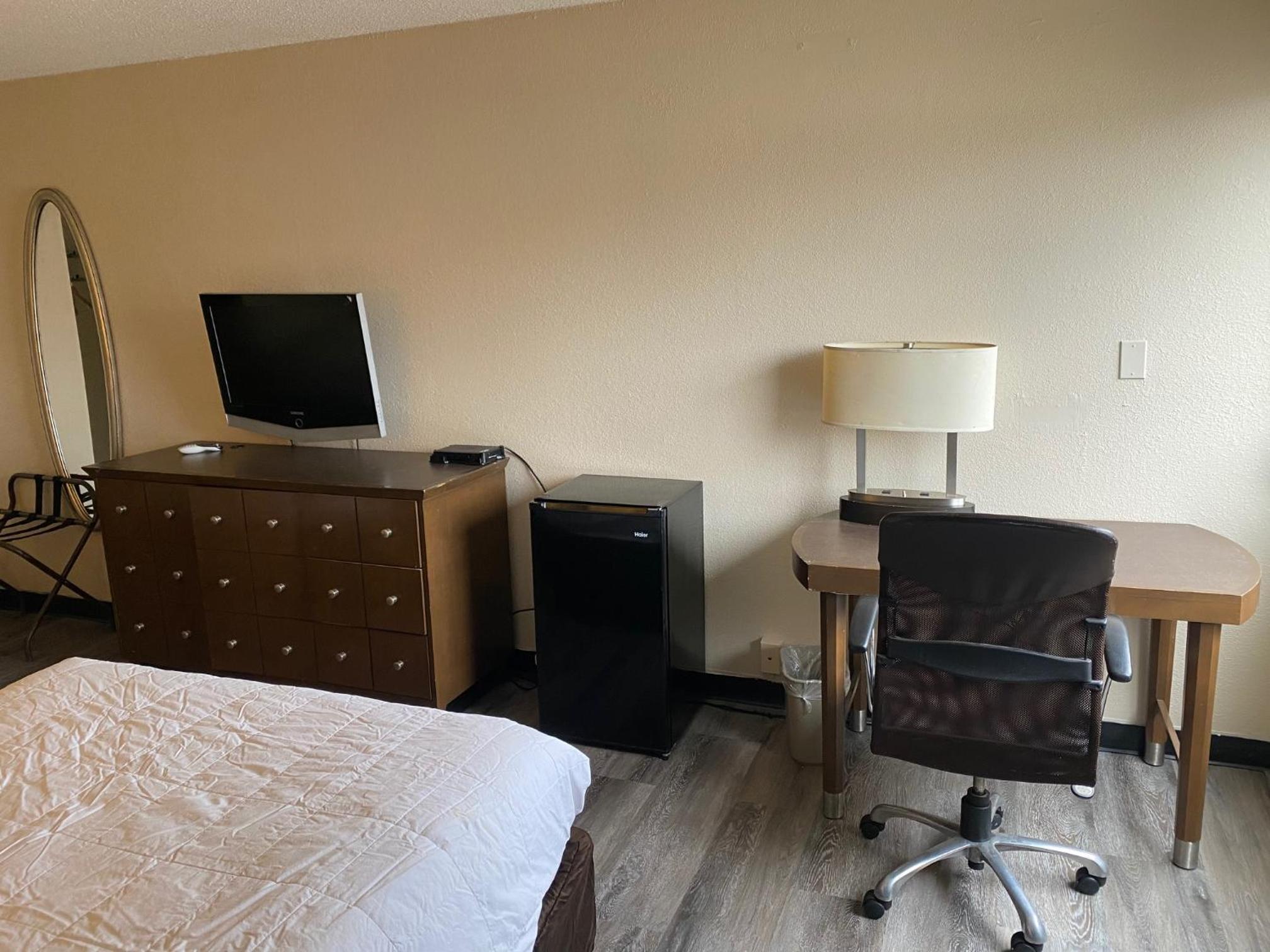 King Room with Roll-in Shower - Disability Access - Non-Smoking - Photo 3