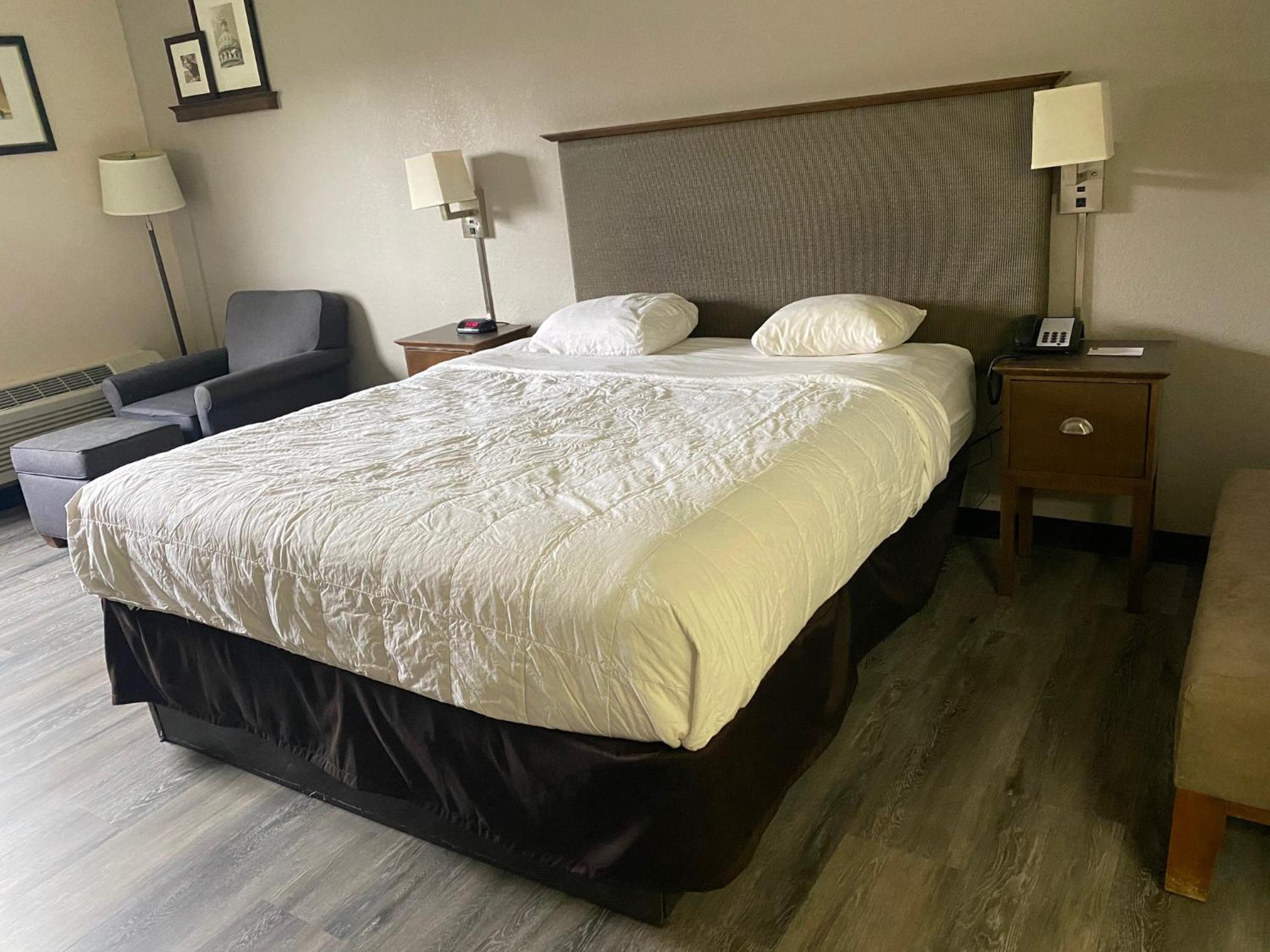 King Room with Roll-in Shower - Disability Access - Non-Smoking - Photo 4
