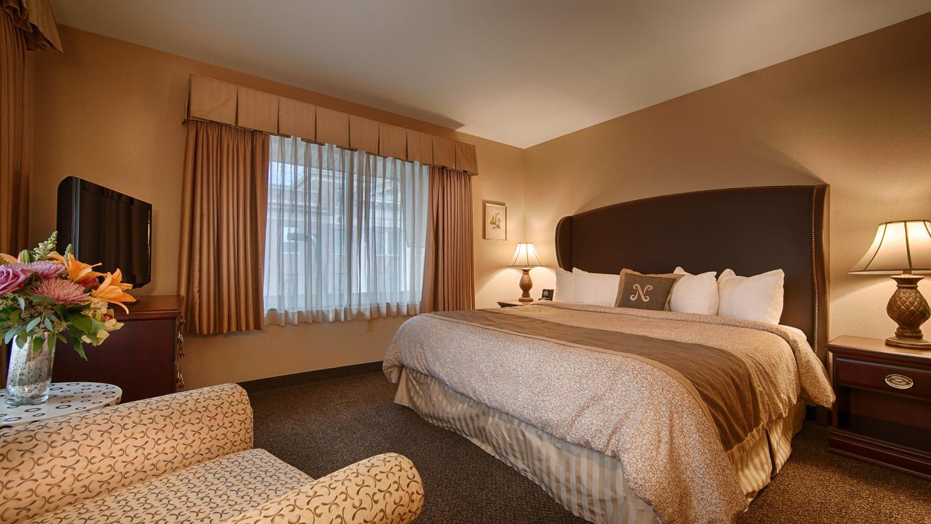 King Suite with Roll-in Shower - Disability Access - Non-smoking photo 2