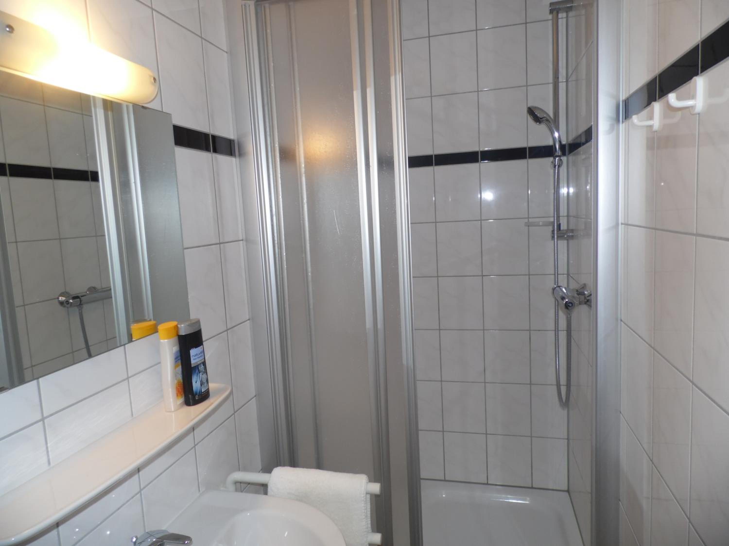 Twin Room with Bathroom photo 3