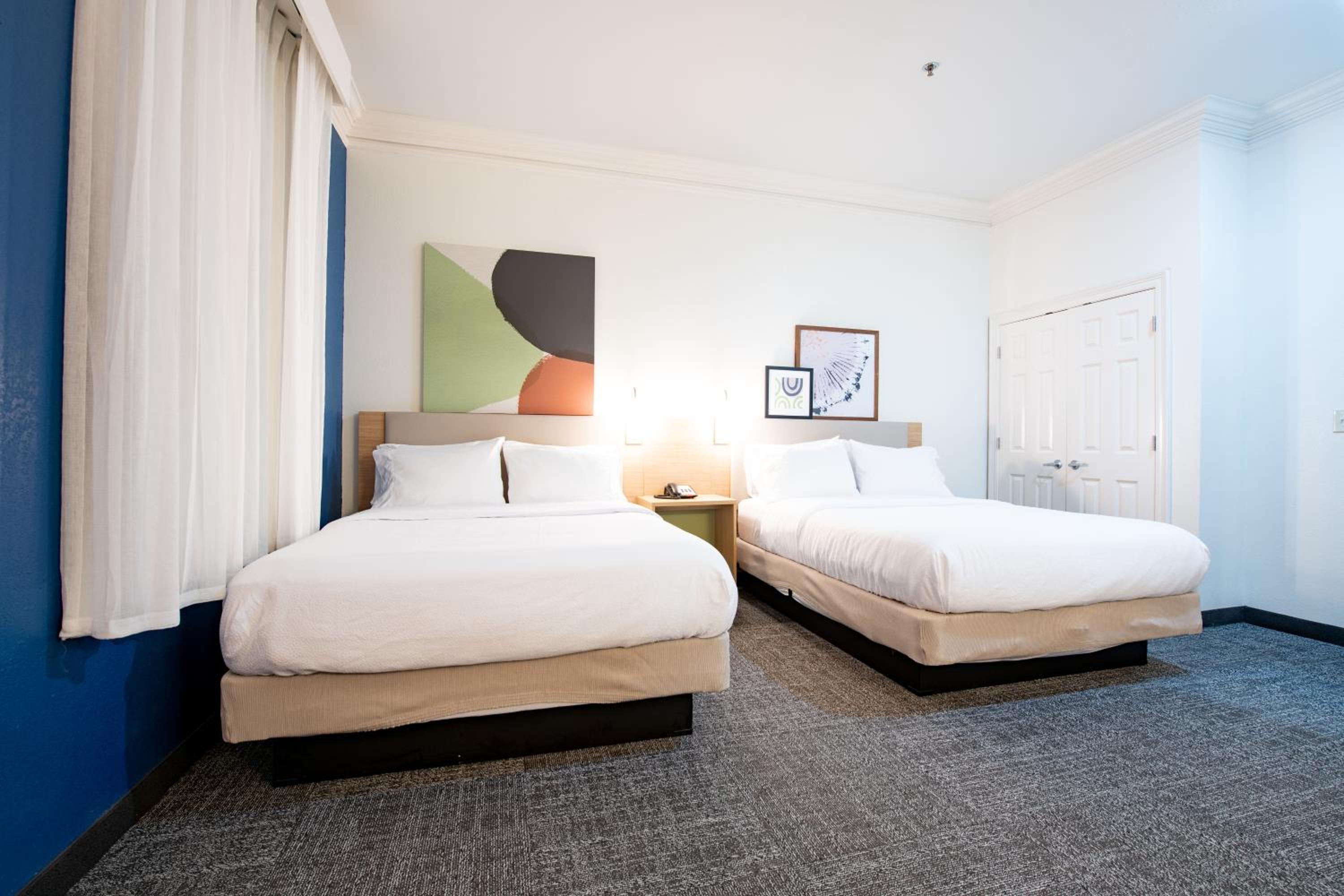 Queen Room with Two Queen Beds - Photo 3