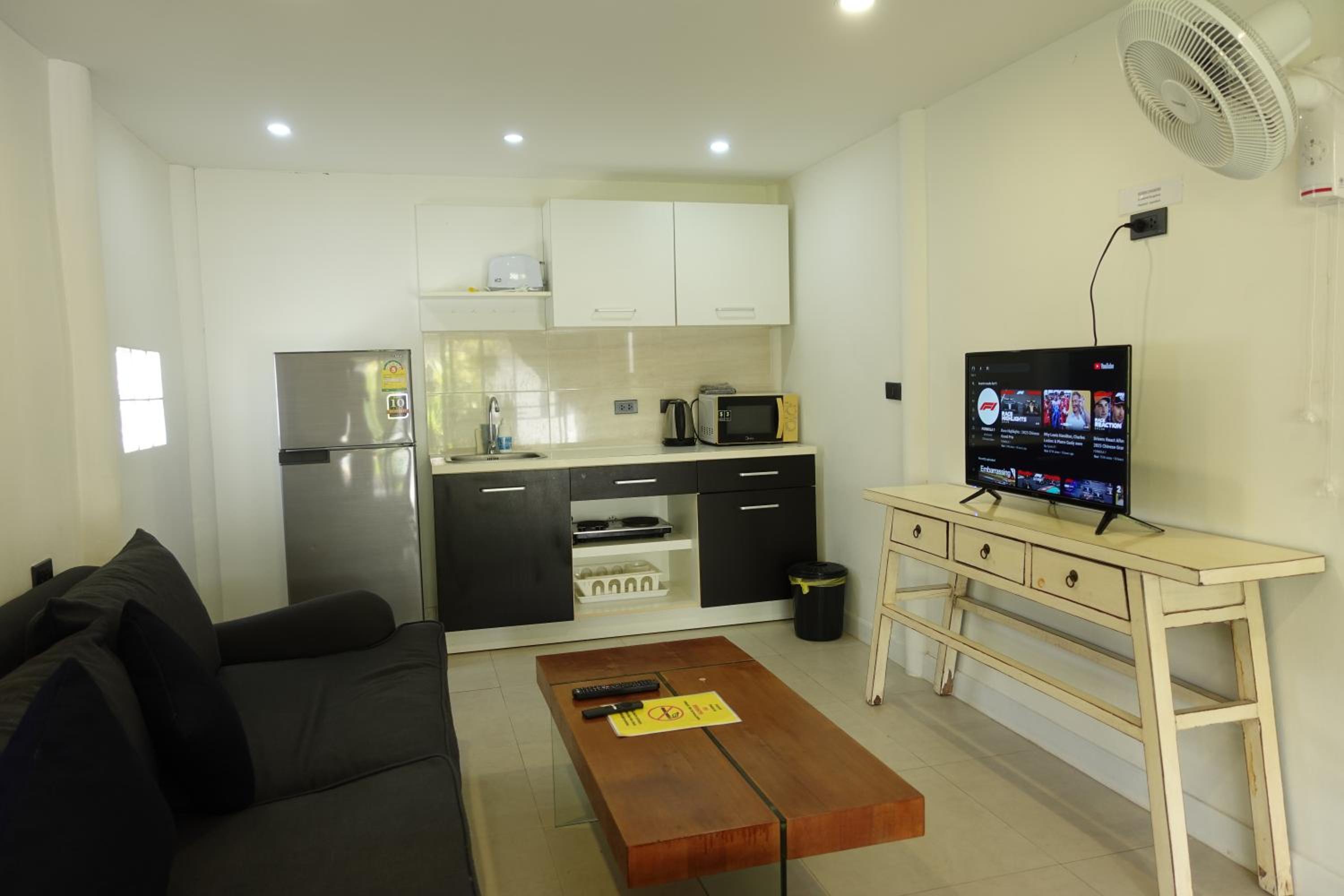 Superior Bungalow - Photo 2