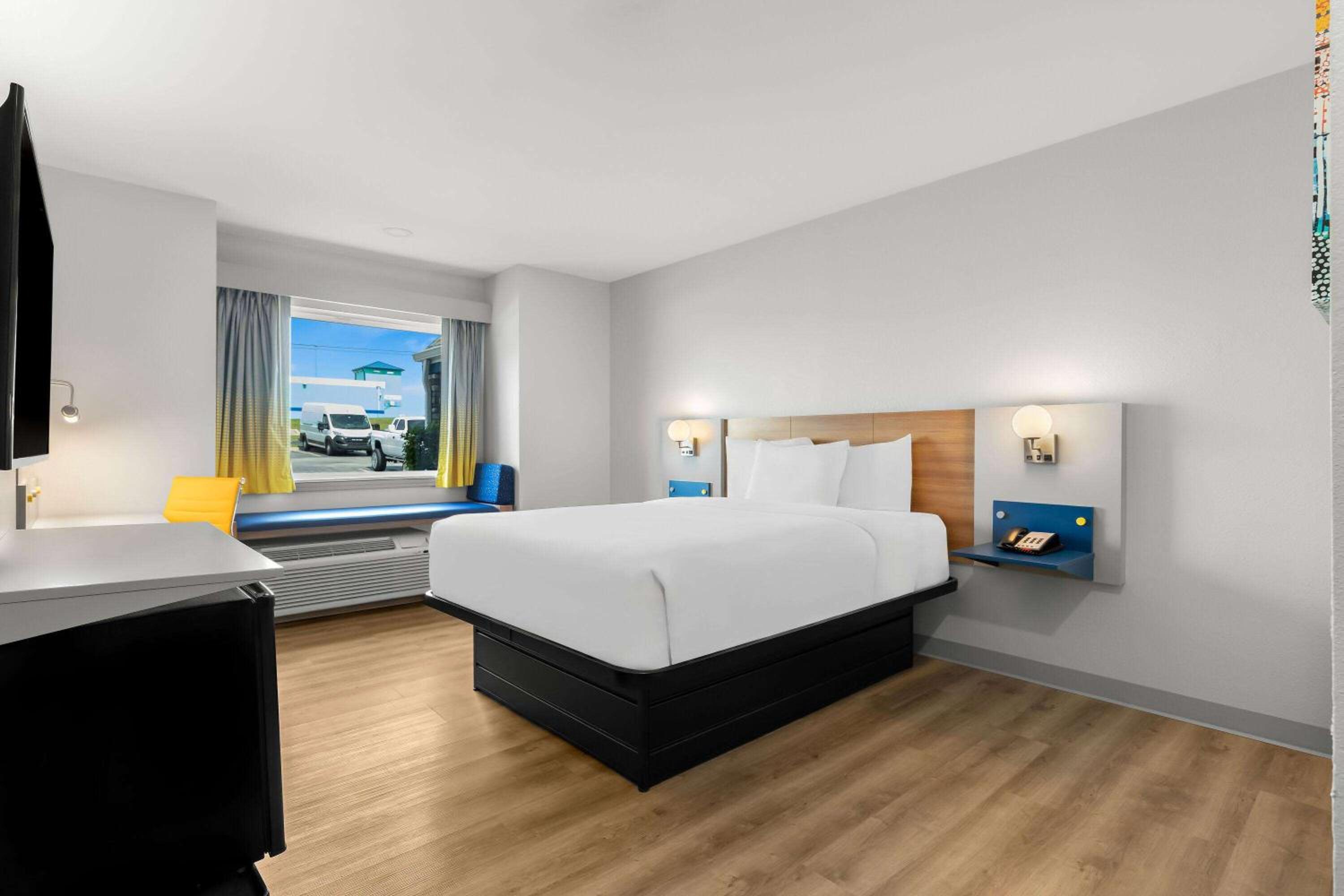 Queen Room with Roll-In Shower - Mobility Accessible/Non-Smoking photo 2